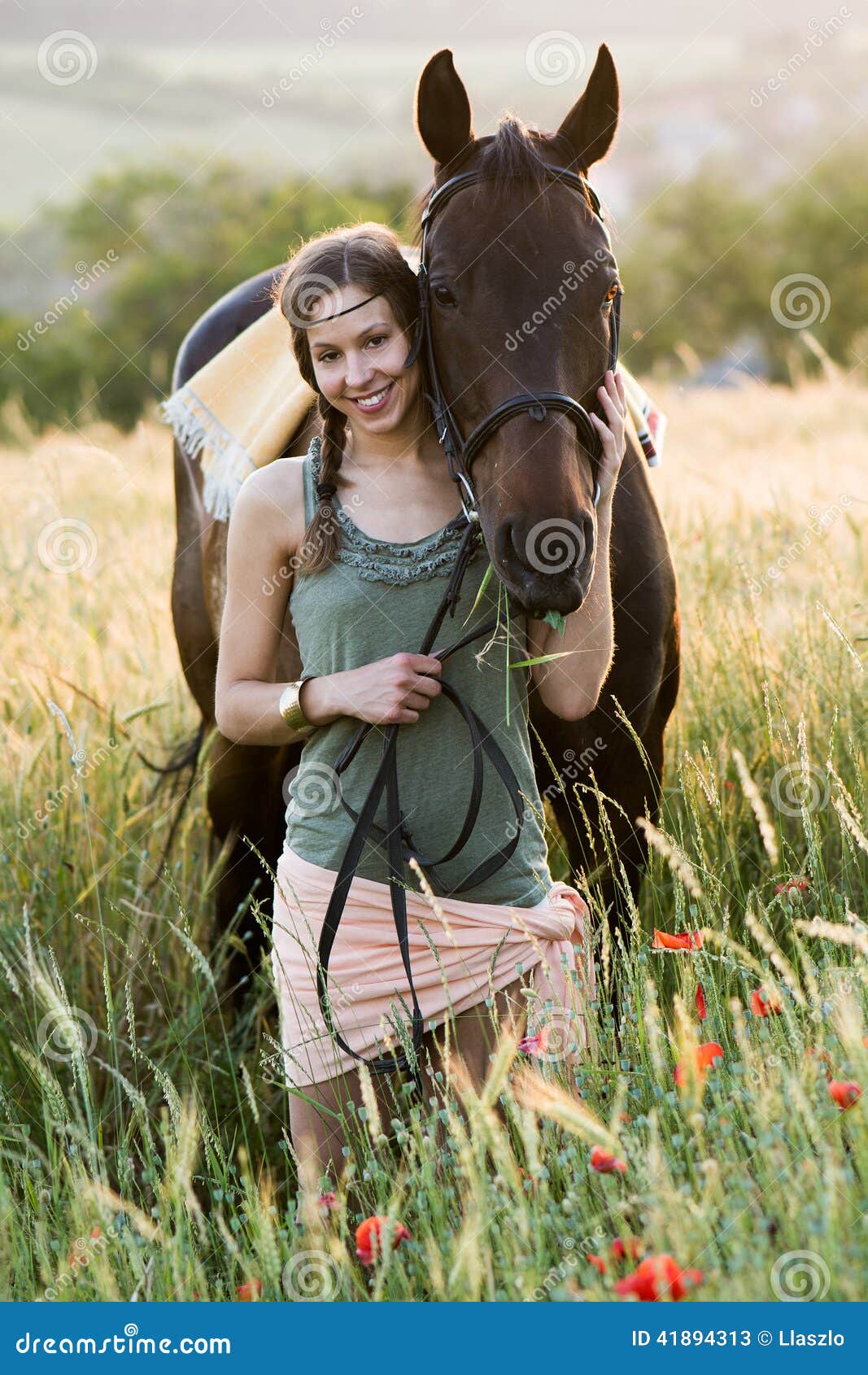Mulher Com Pau De Cavalo Junge Frau, Die Ihr Pferd Führt Stockbild - Bild von zöpfe, gerste
