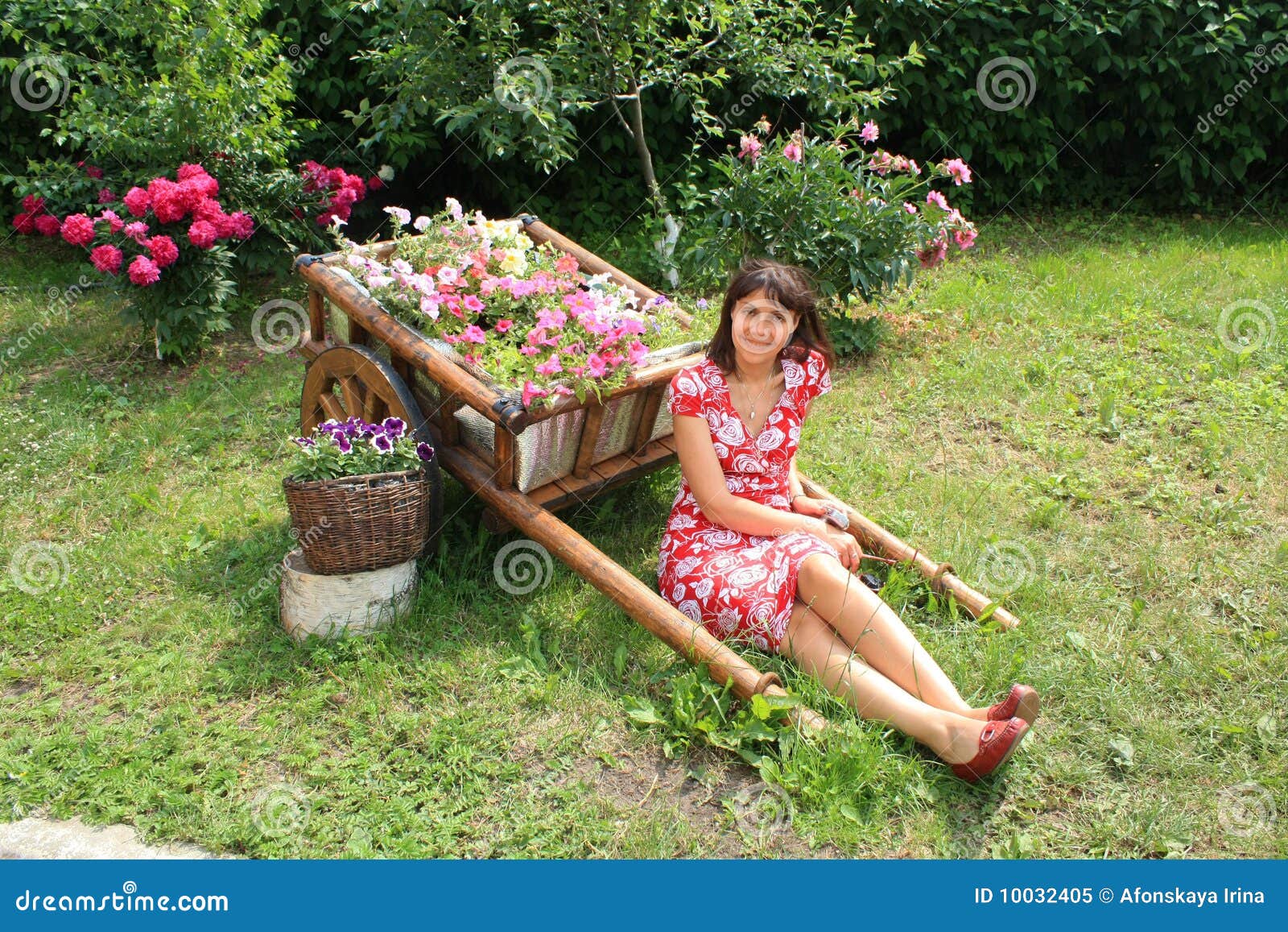 Junge Frau, Die Im Garten Sitzt Stockbild Bild von mädchen, haar
