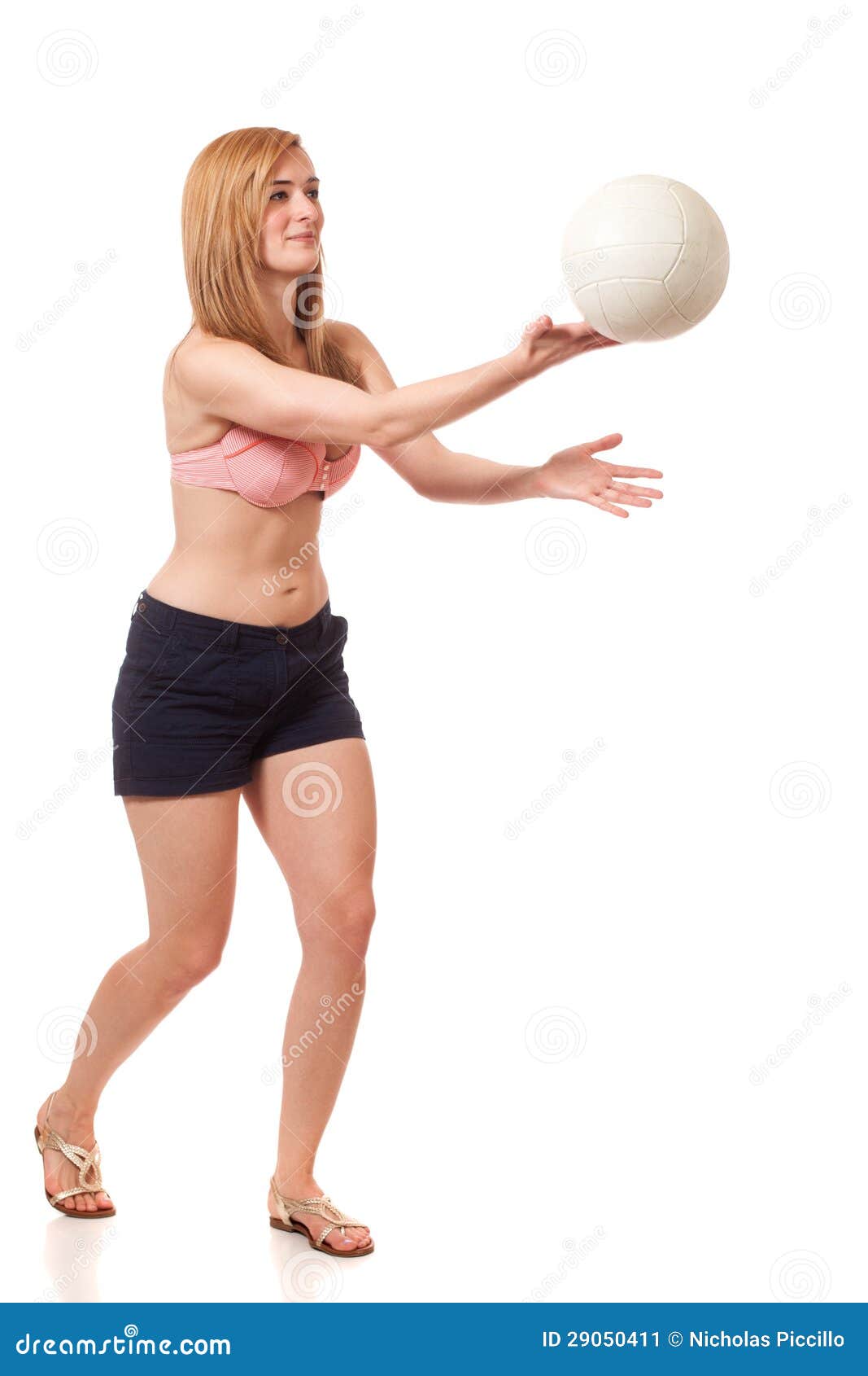 Junge Frau, die Volleyball spielt. Studio geschossen über Weiß.