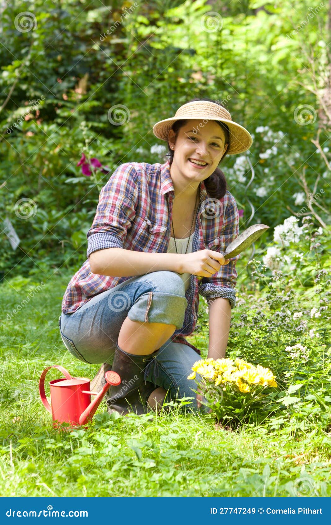 Junge Frau in einem Garten stockbild. Bild von bewässerung 27747249
