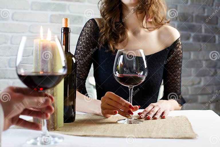 Junge Frau Flirtet Auf Einem BlindDate Mit Einem Mann in Einem Restaurant Das Paar Sitzt am