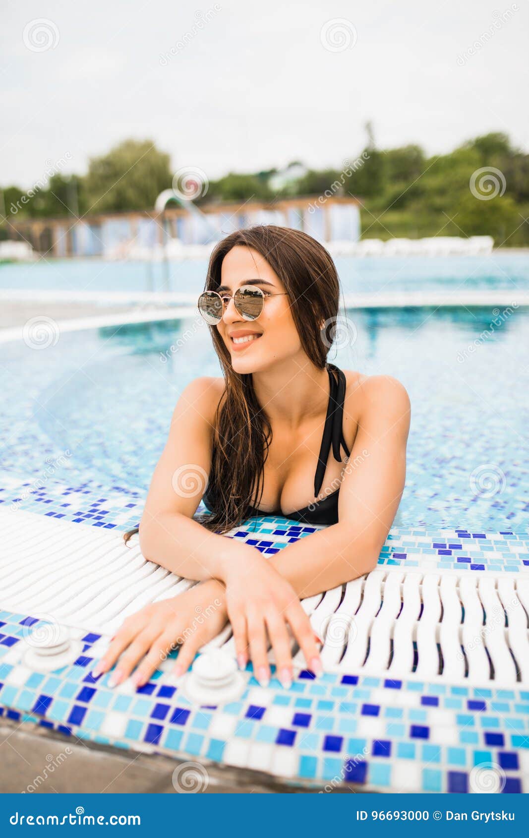 Junge Frau Im Badeanzug Im Wasser Nahe Randswimmingpool Stockfoto Bild Von Gesundheit