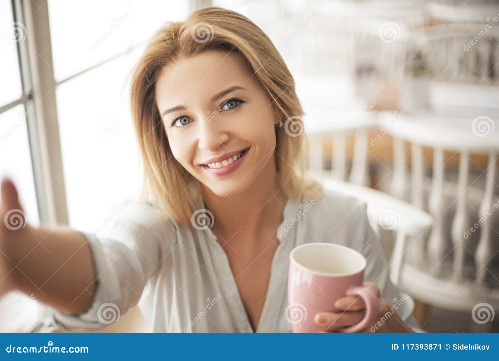Junge Frau Im Cafe Das Mit Dem Tasse Kaffee Macht Selfie Fotos Auf Glucklicher Nahaufnahme Des Smartphone Sitzt Stockbild Bild Von Nahaufnahme Fotos