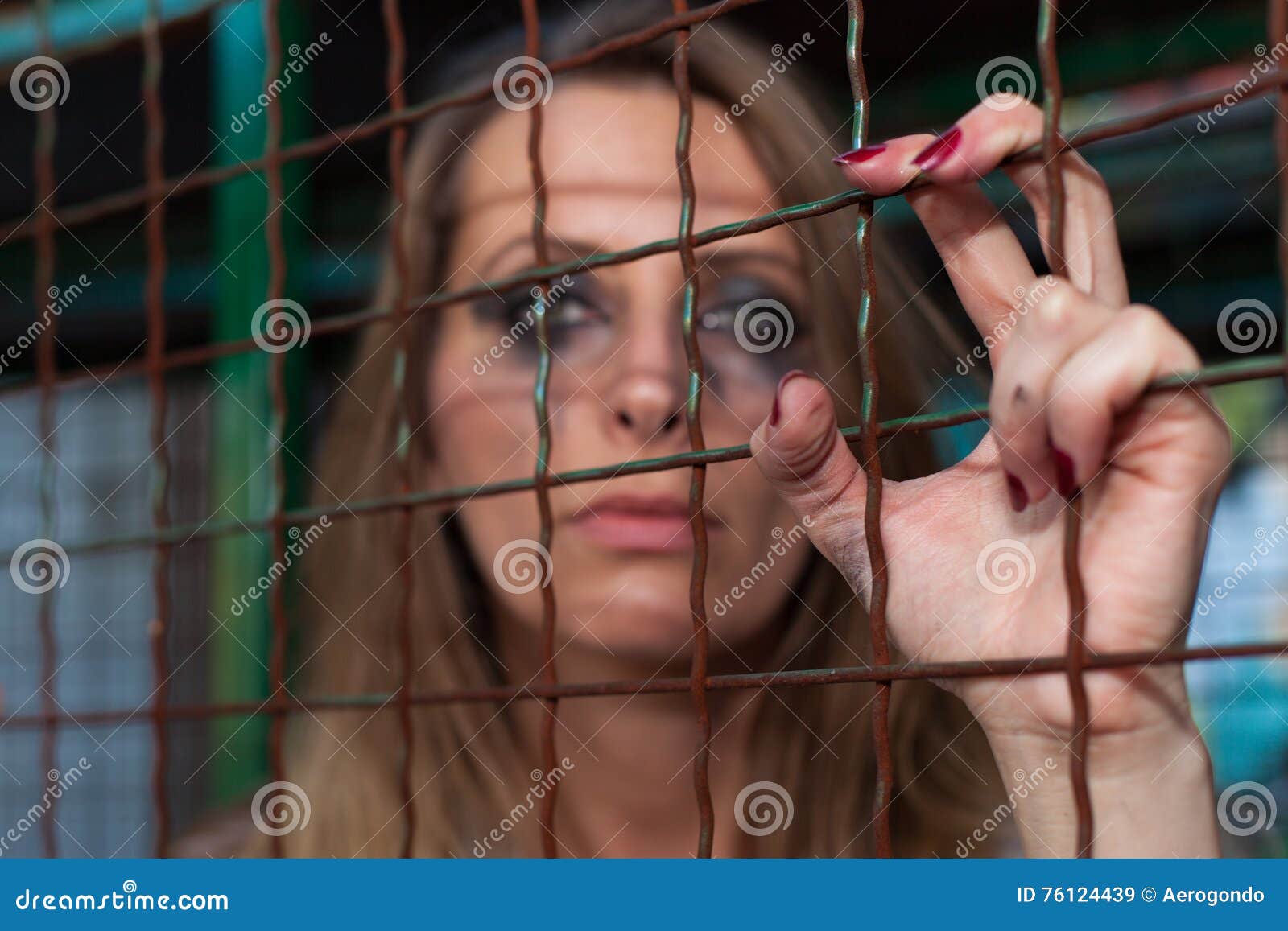 Junge Frau Im Kafig Stockbild Bild Von Metall Rostig 76124439