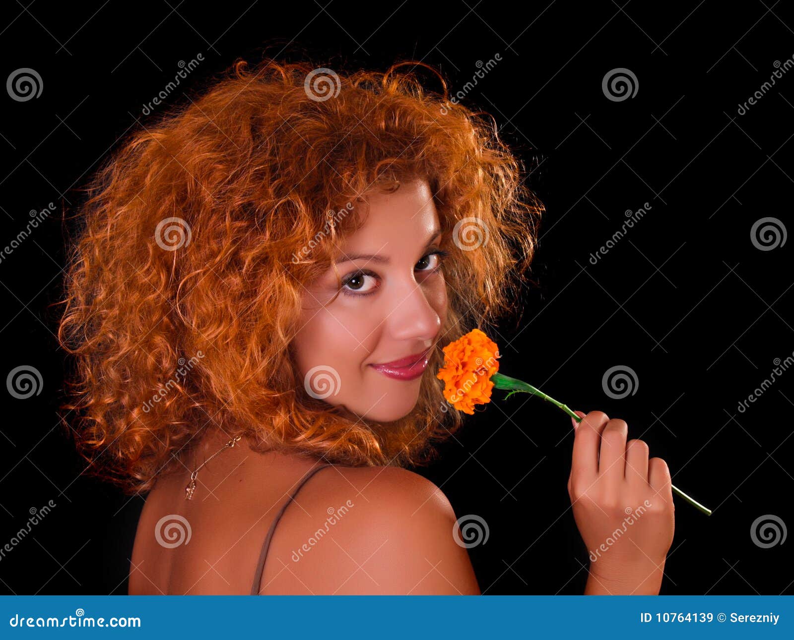 Junge Frau mit Blume auf schwarzem Hintergrund