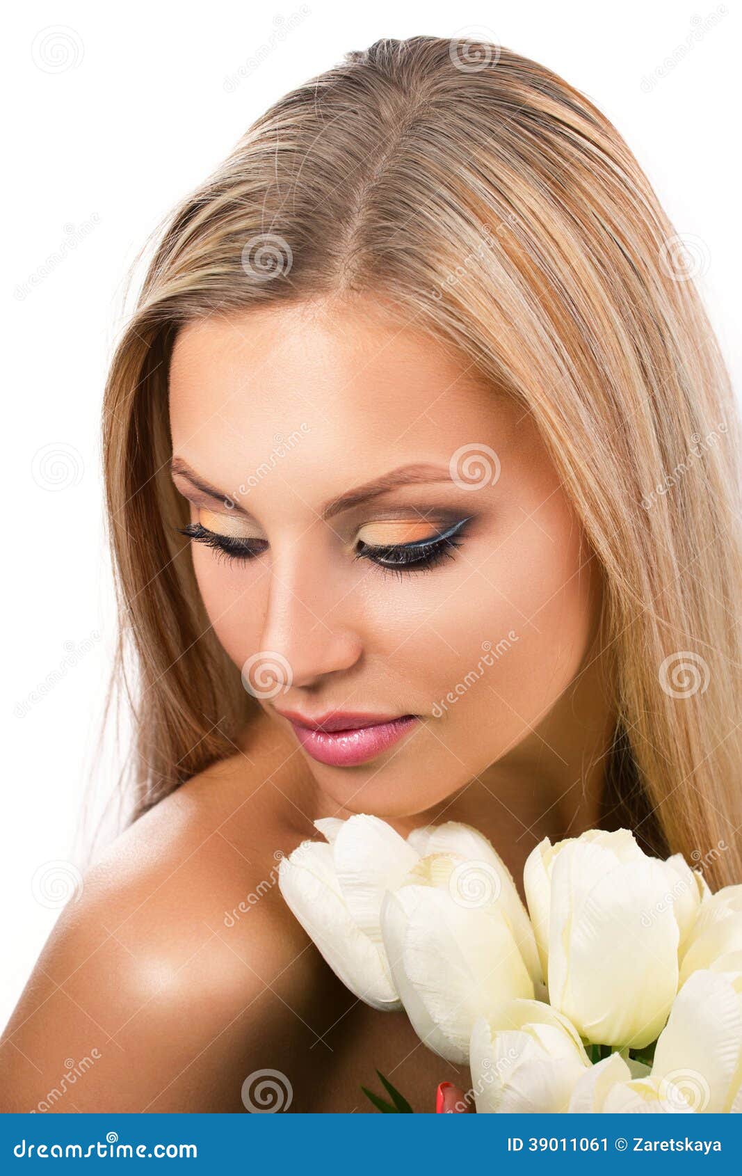 Junge Frau mit Blumen stockbild. Bild von schönheit, hintergrund - 39011061