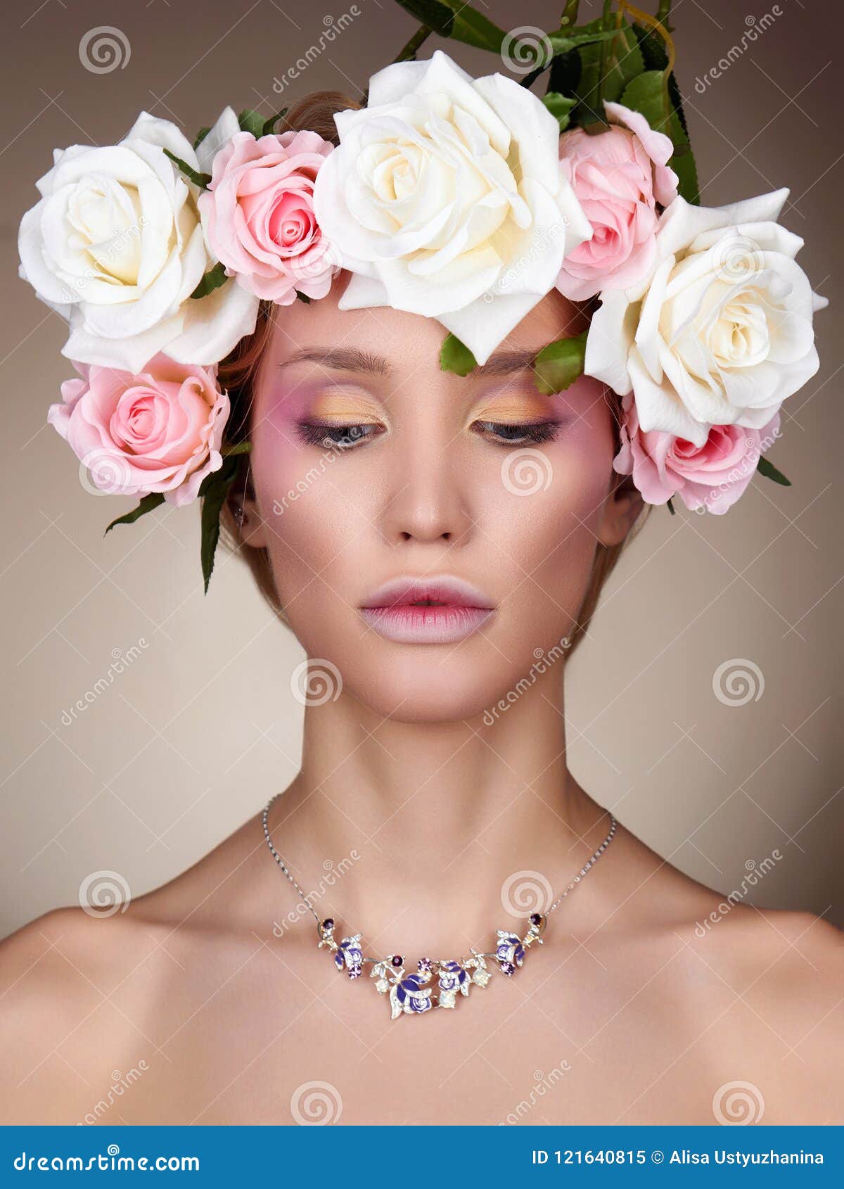 Junge Frau Mit Blumen Im Haar Stockbild - Bild von blume, haar: 121640815