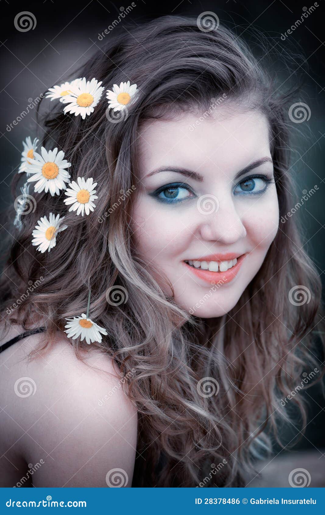 Junge Frau Mit Blumen Im Haar Stockfoto - Bild von draussen, jung: 28378486