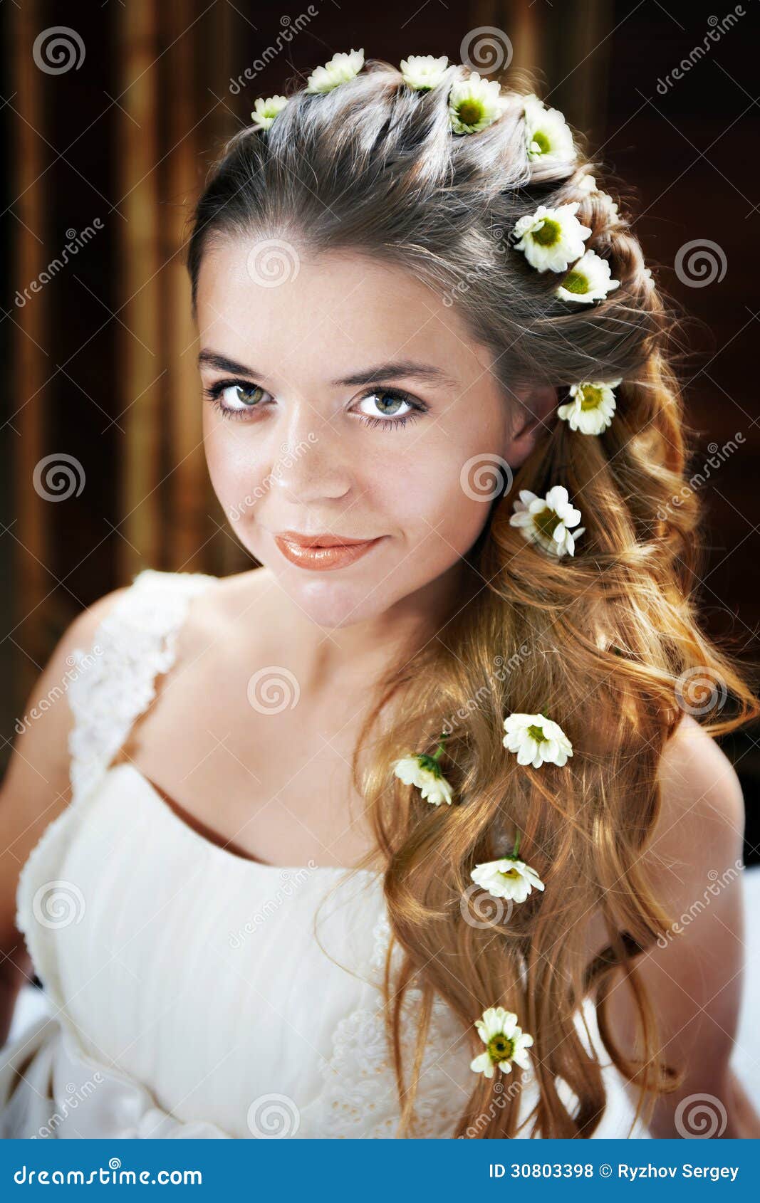 Junge Frau Mit Blumen Im Haar Stockfoto - Bild von romantisch, blumen