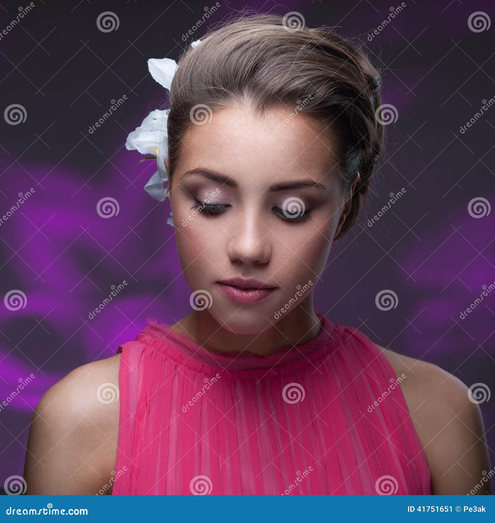 Junge Frau Mit Blumen Im Haar Stockbild - Bild von grün, kaukasisch