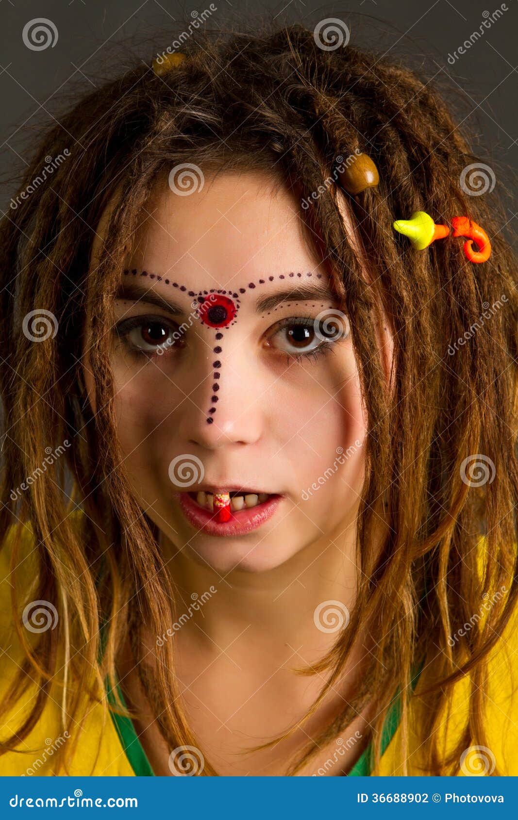 Junge Frau Mit Dreadlocks Stockfoto Bild Von Bunt Farbe 36688902