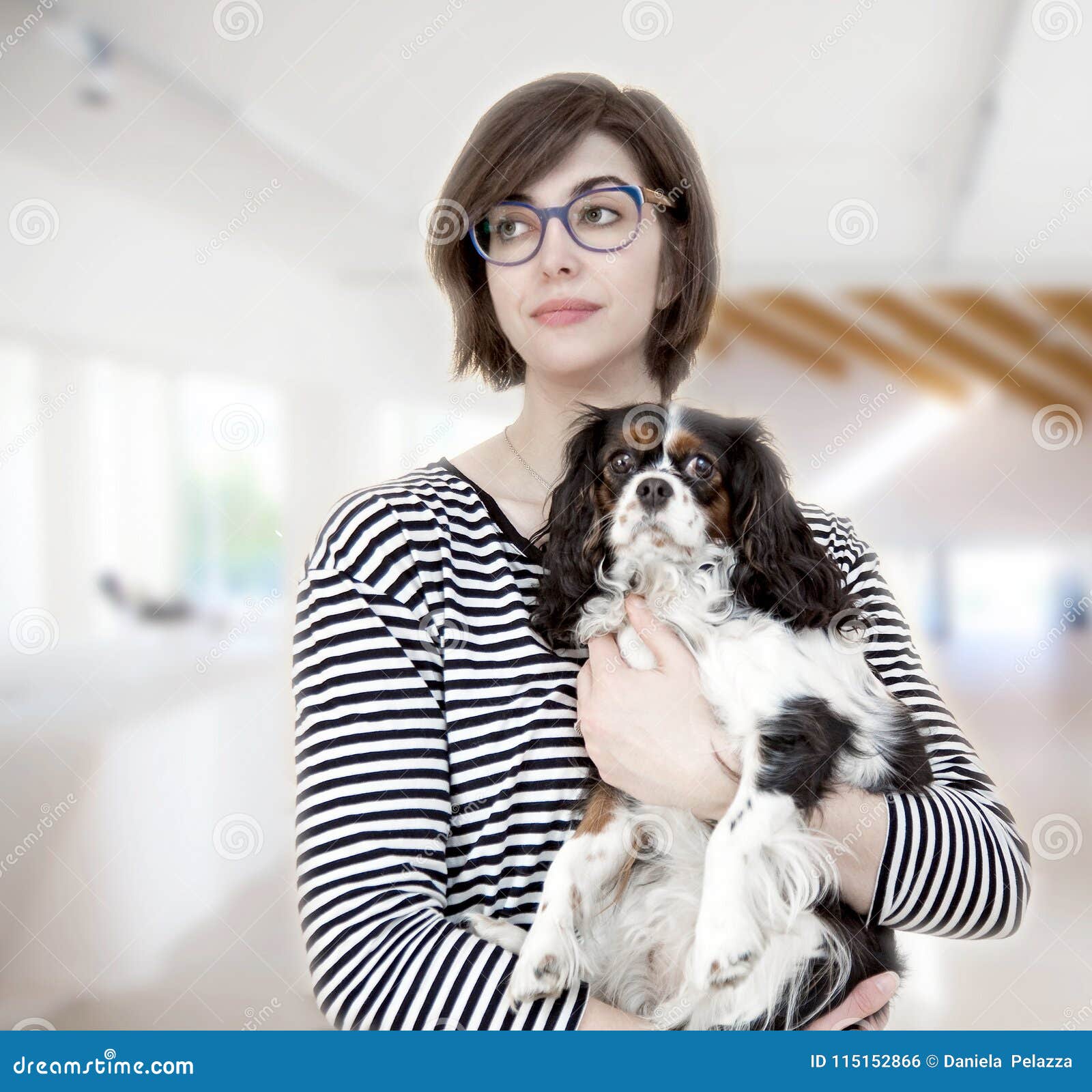 Junge Frau mit Hund stockfoto. Bild von könig, adorable 115152866
