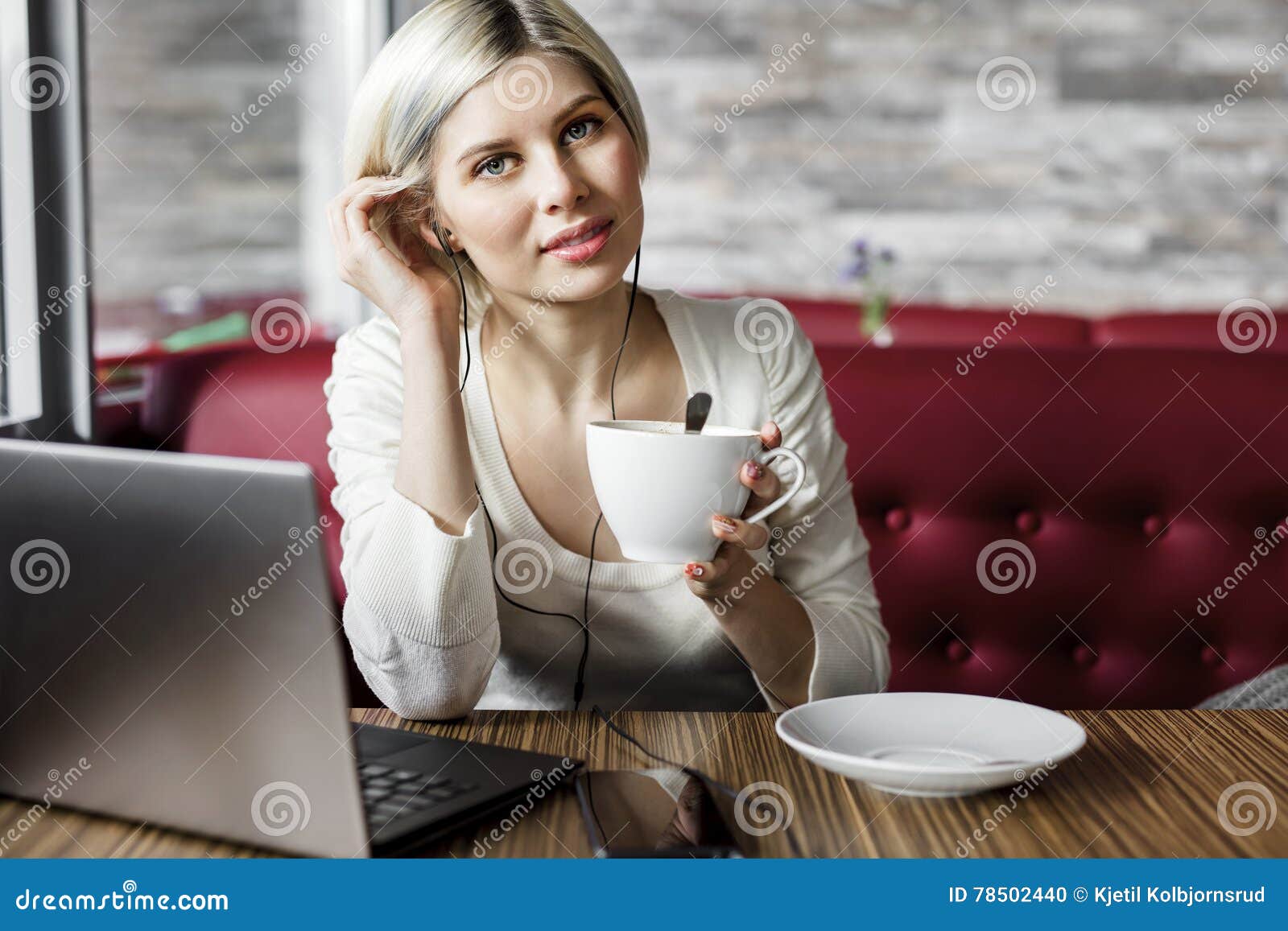 Junge Frau Mit Kaffeetasse Und Laptop Im Cafe Stockfoto Bild Von Cafe Laptop