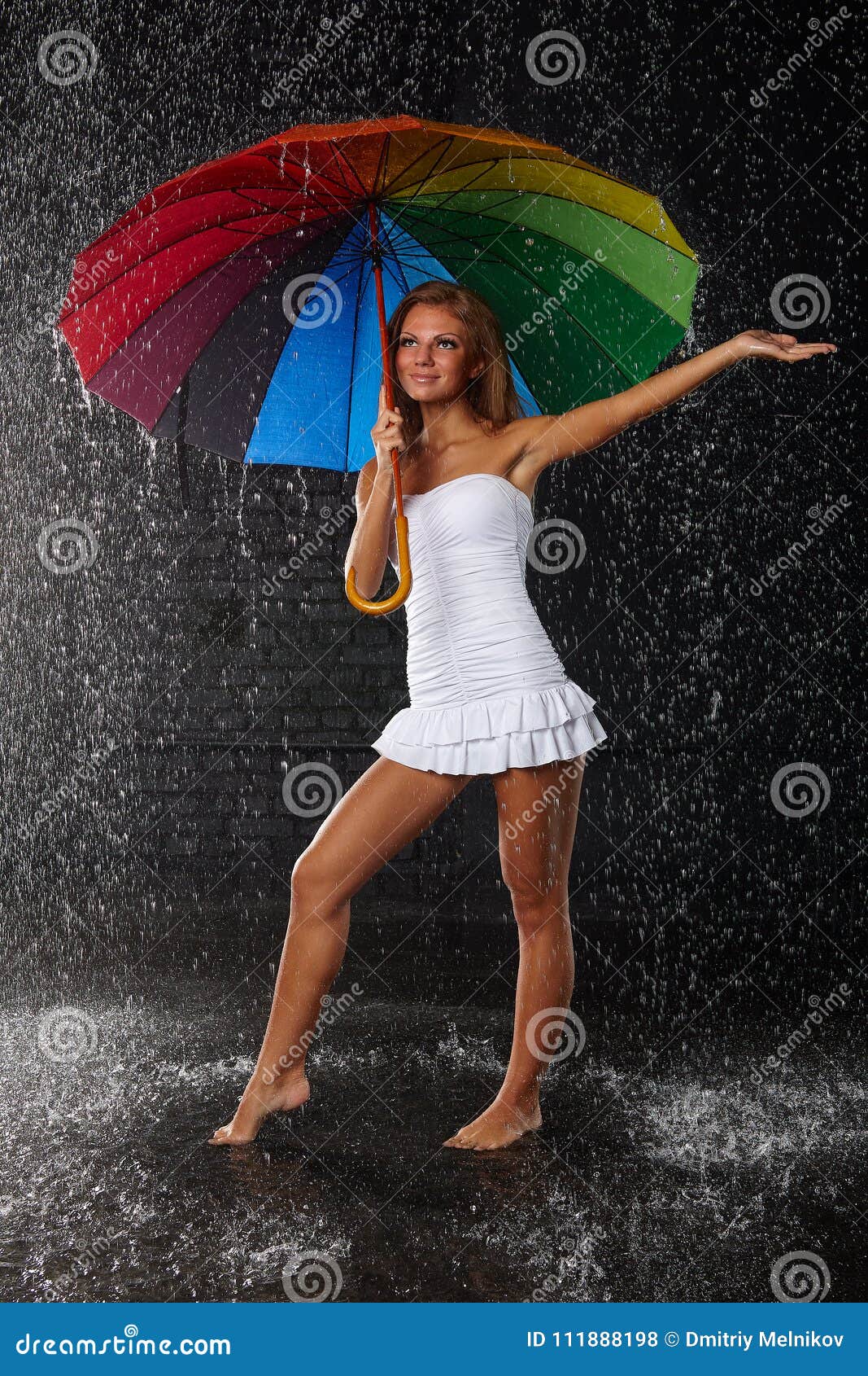 junge frau mit mehrfarbigem regenschirm stockfoto  bild