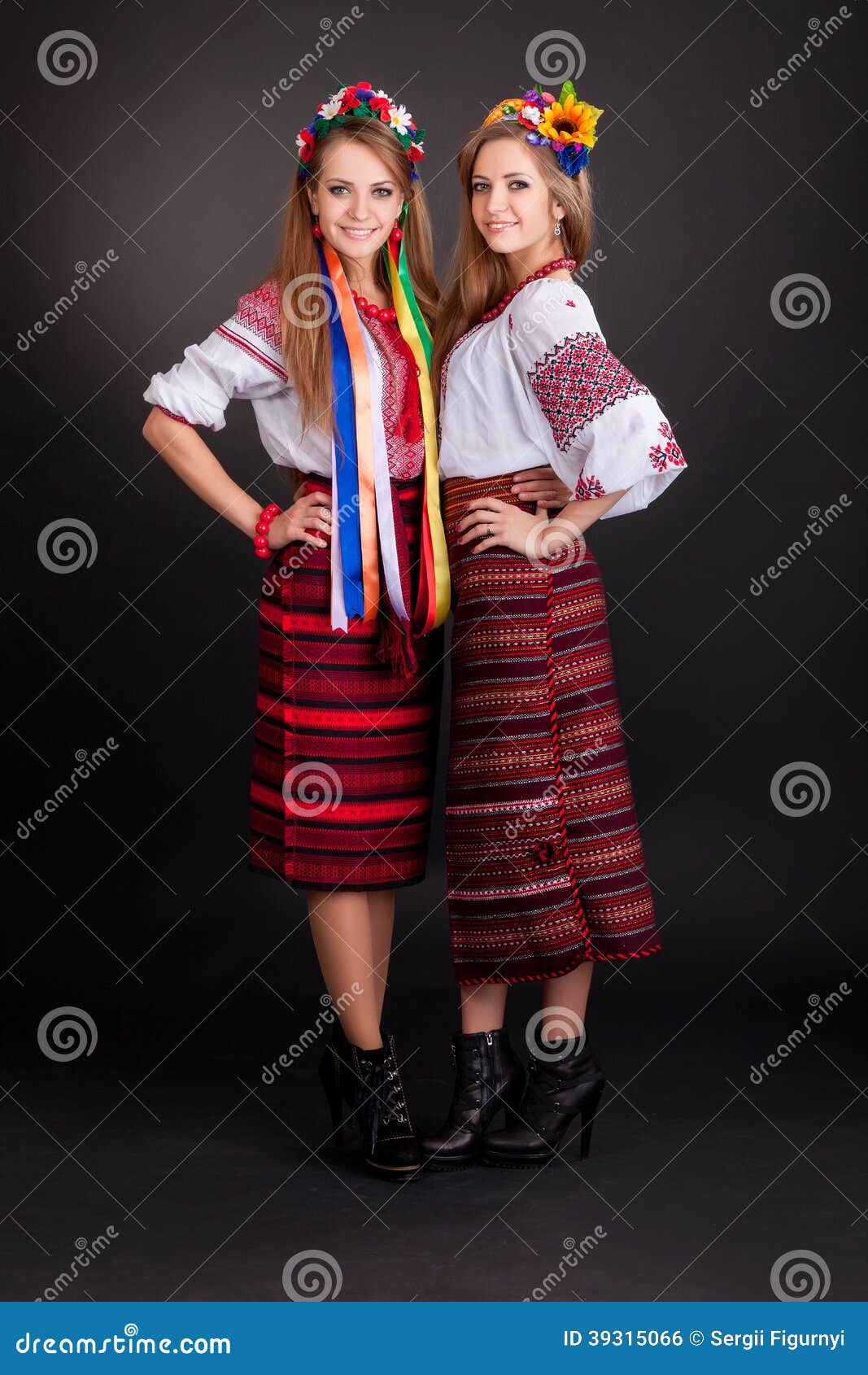 Junge Frauen In Der Ukrainischen Kleidung Stockfoto Bild Von Frauen Ukrainischen