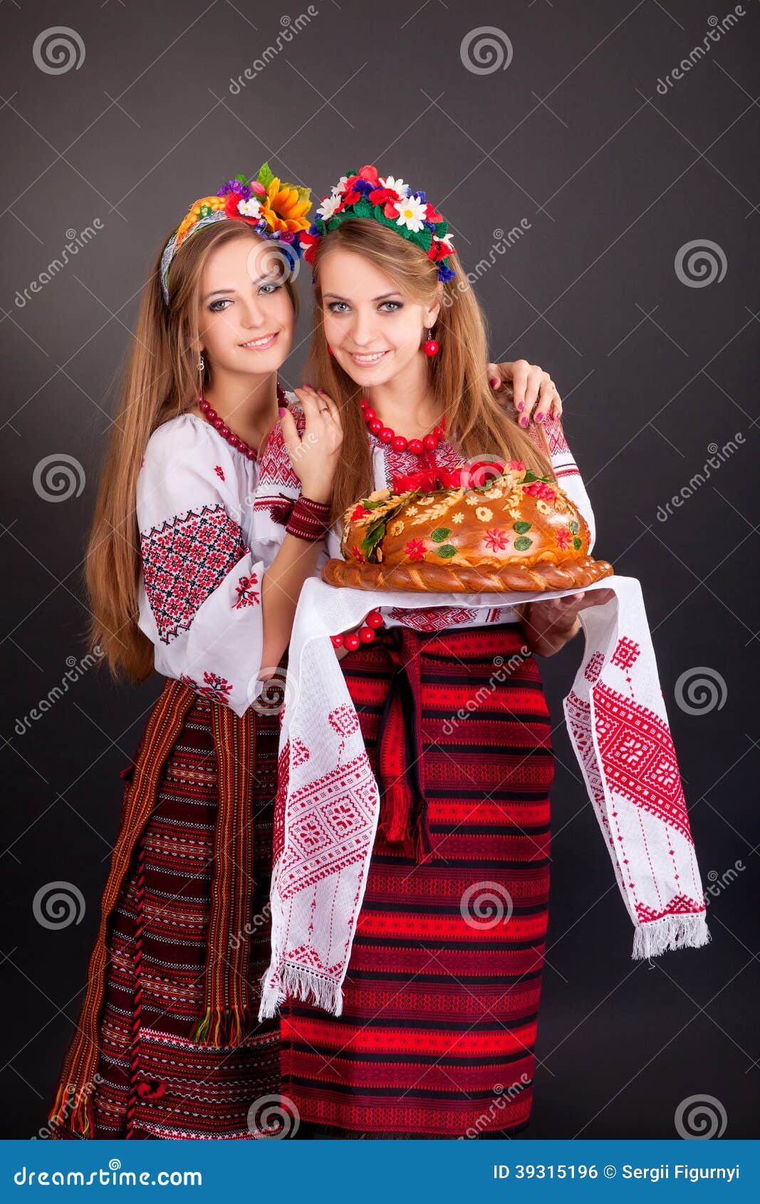 Junge Frauen In Der Ukrainischen Kleidung Mit Girlande Und Rundem Laib Stockfoto Bild Von Girlande Kleidung