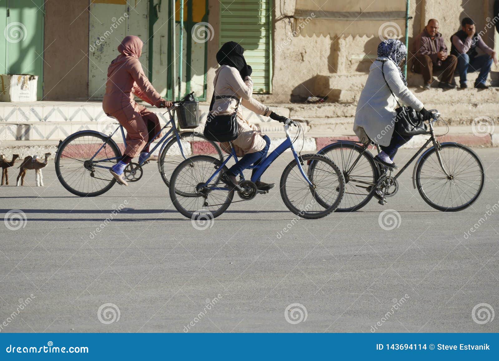 Junge Frauen Mit Schals Fahren Durch Die Stadt Von Rissani
