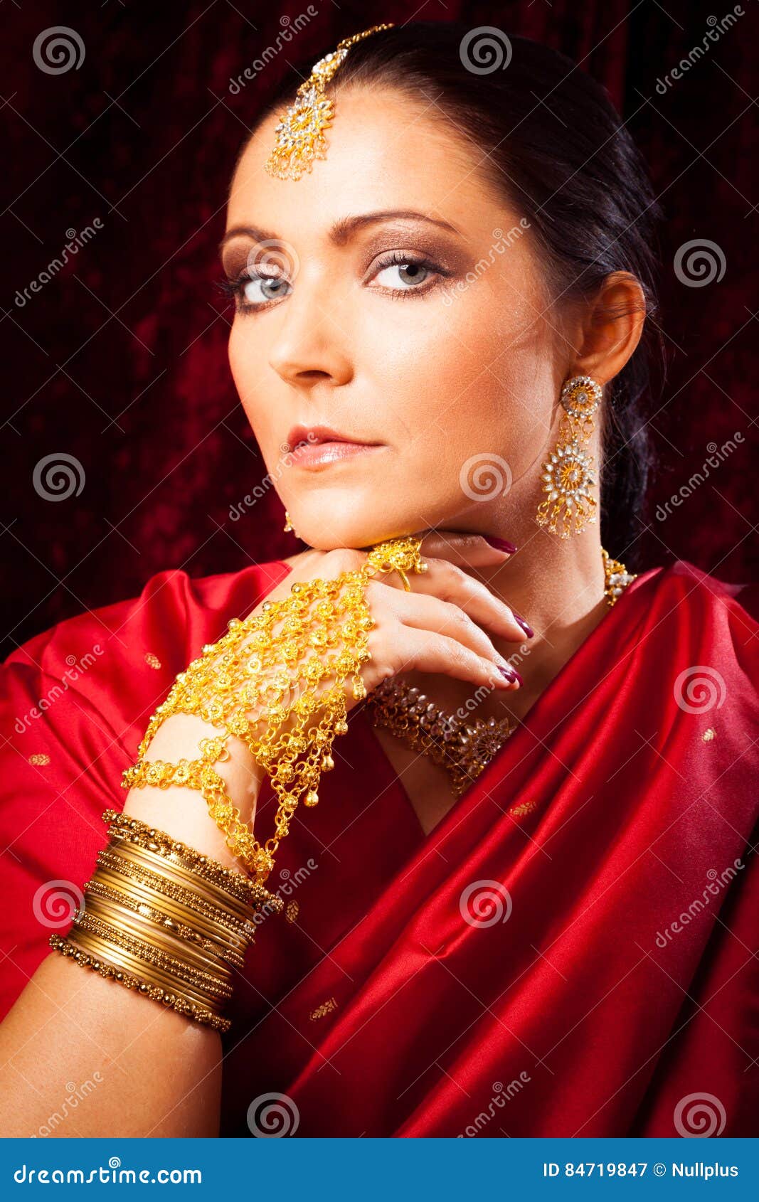 Junge Frauen Tragender Bollywood Ahnlicher Sari Stockbild Bild Von Gesicht Elegant 84719847