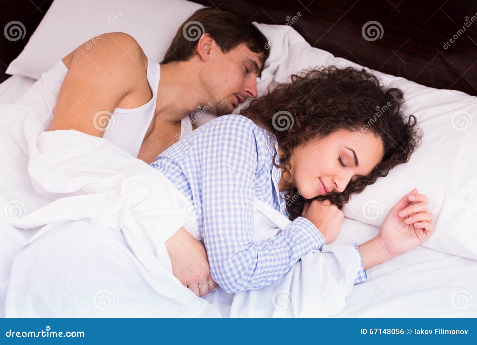 Муж пришел к спящей жене