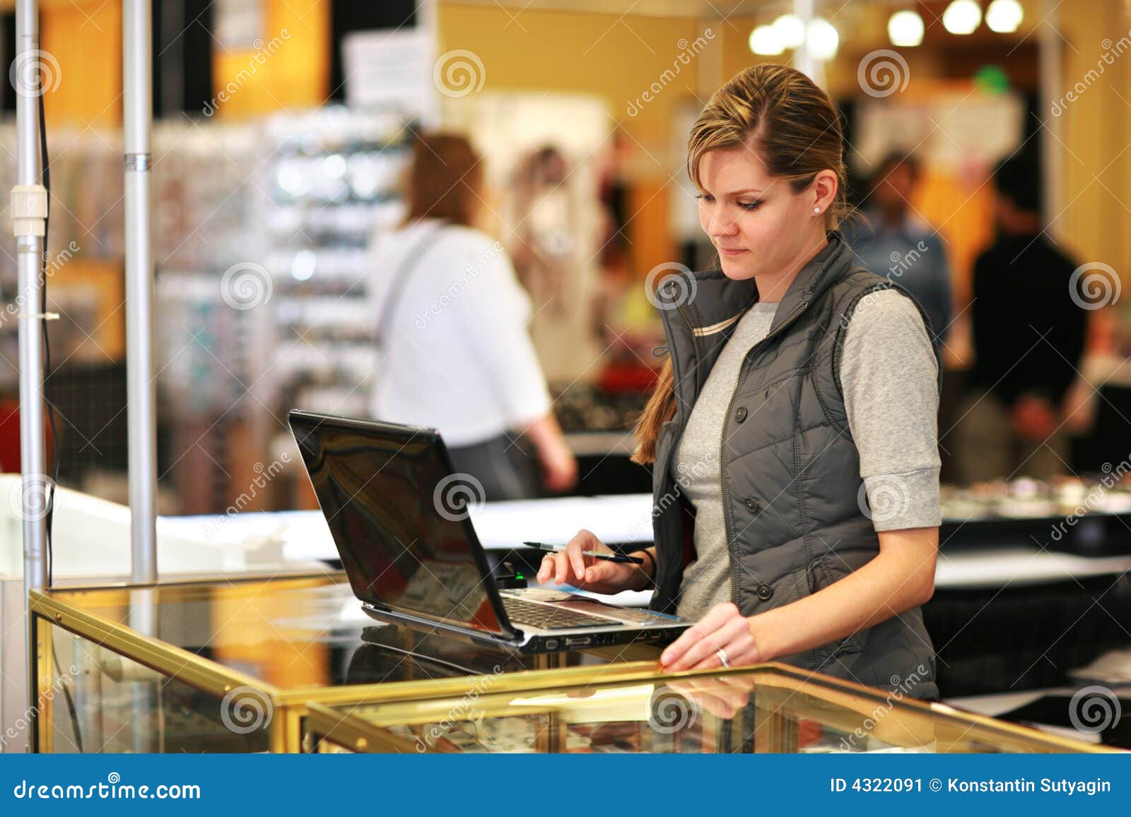 Junge Geschäftsfrau, die Laptop-Computer an der Messe verwendet.