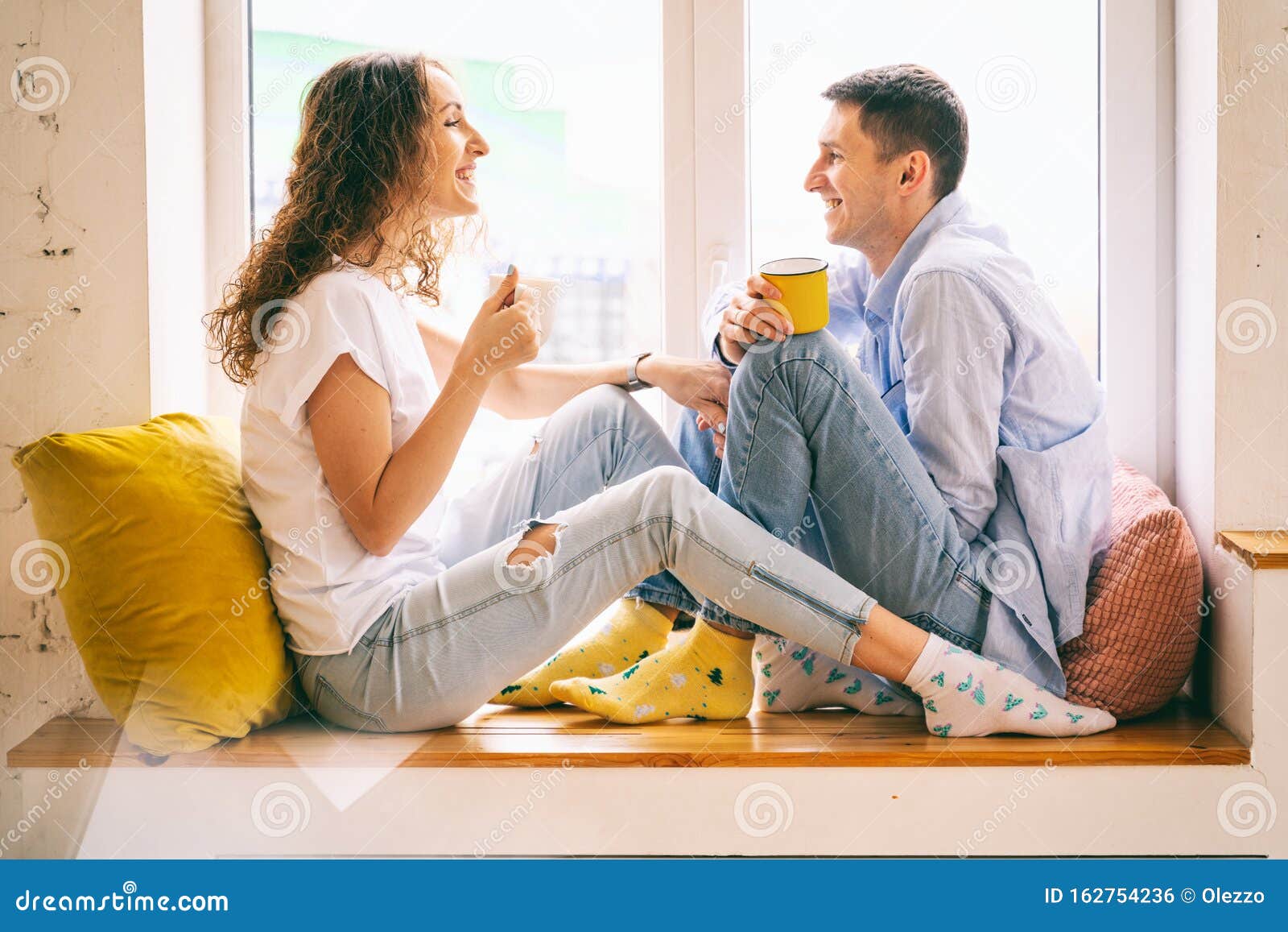 Junge Glückliche Paare Trinken Morgendlichen Kaffee in Ihrer Wohnung, Sitzen  Auf Einem Fenster in Der Sonne Stockfoto - Bild von kaffee, familie:  162754236