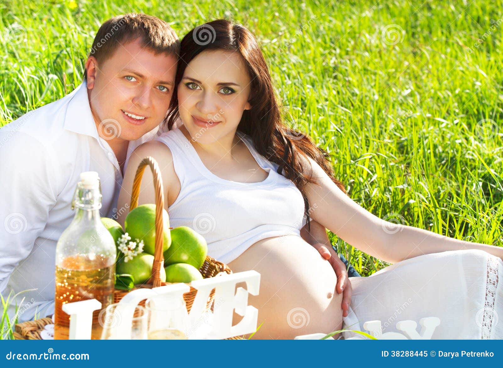 Пикник с мужем. Фотосессия беременной с мужем пикник. Фотосессия беременности пикник. Фотосессия беременной на пикнике летом.