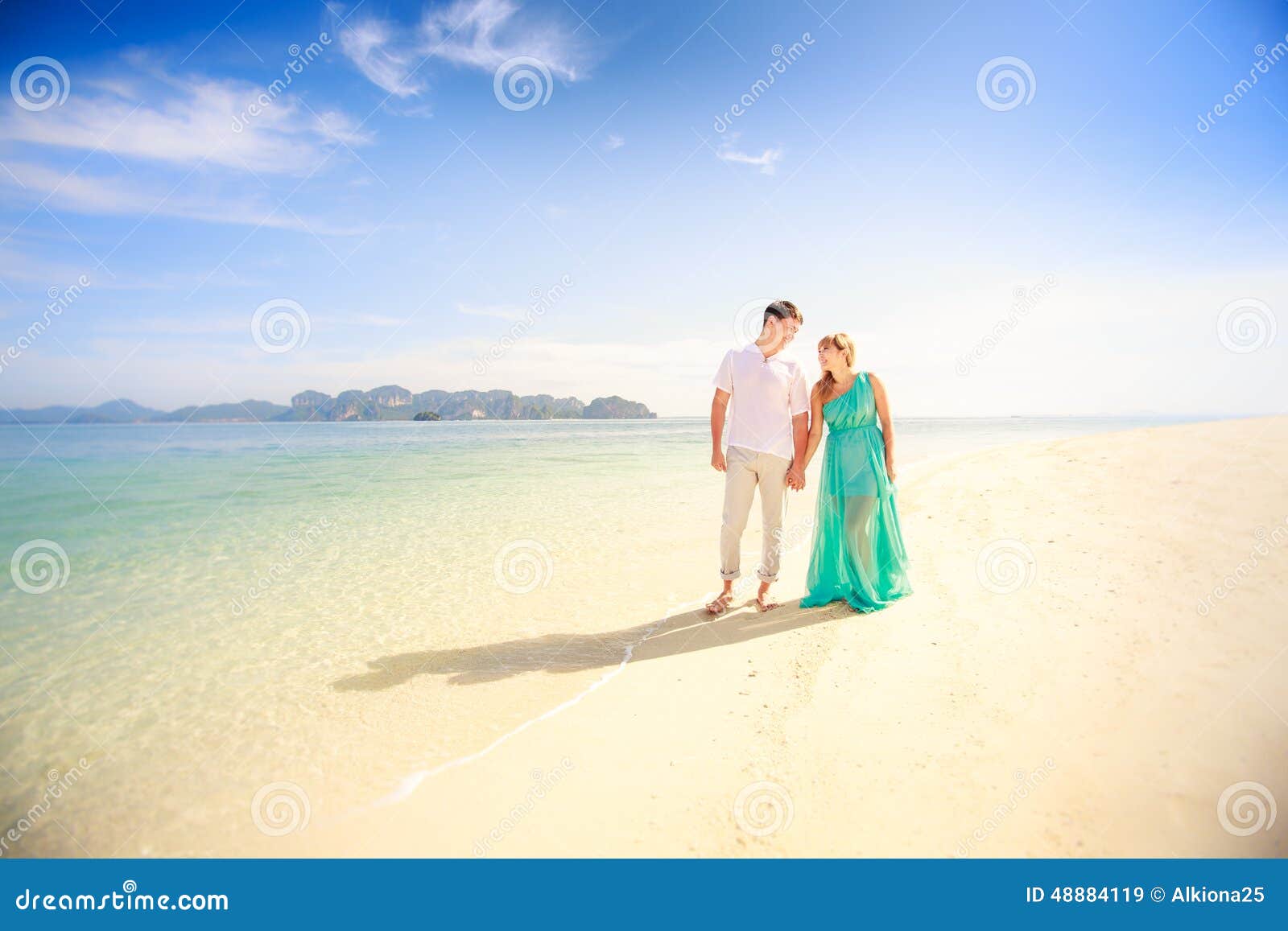 Junge glückliche asiatische Paare auf Flitterwochen. Junge gutaussehende Männer gehen mit schöner blonder Freundin im blauen Kleid