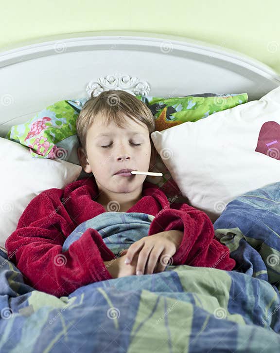 Junge im Bett mit Fieber stockbild. Bild von krankenbett 27219281