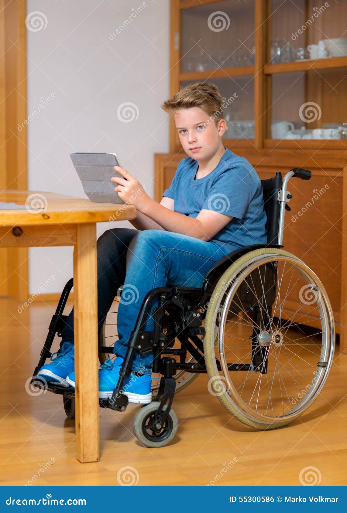Junge Im Rollstuhl, Der Hausarbeit Tut Und Tabletten-PC Verwendet Stockfoto  - Bild von schularbeit, glücklich: 55300586