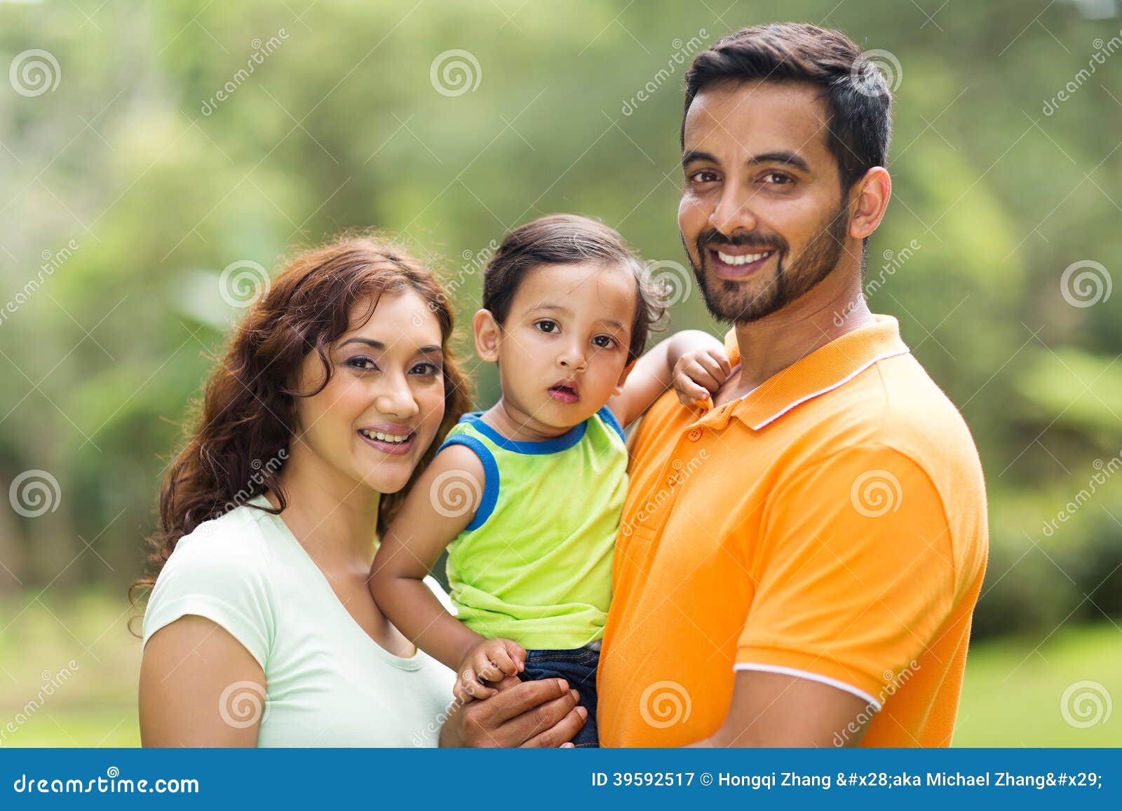 Junge indische Familie stockbild. Bild von mädchen, vater - 39592517
