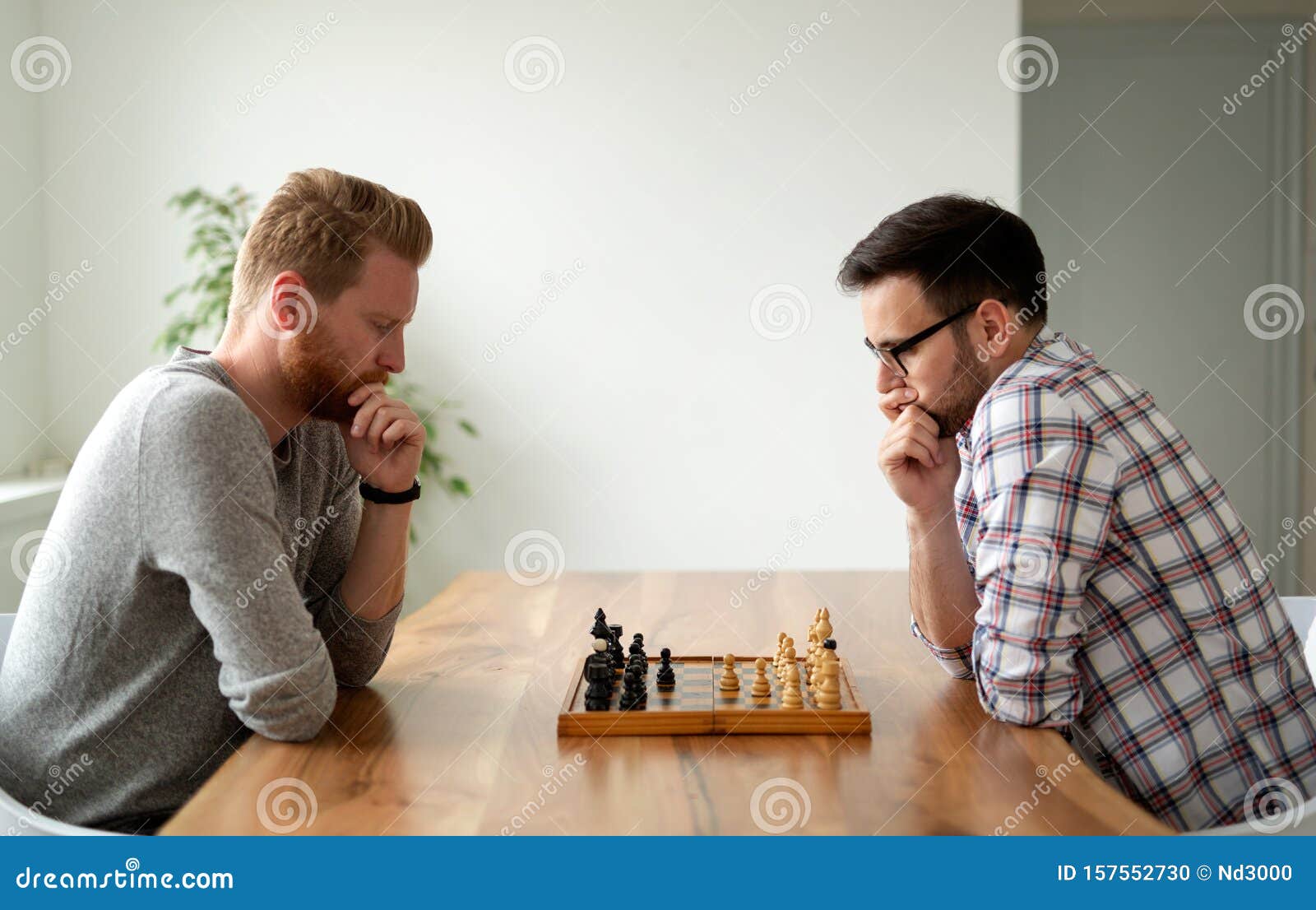 Junge Kluge Freunde, Die Zu Hause Schach Spielen Stockfoto