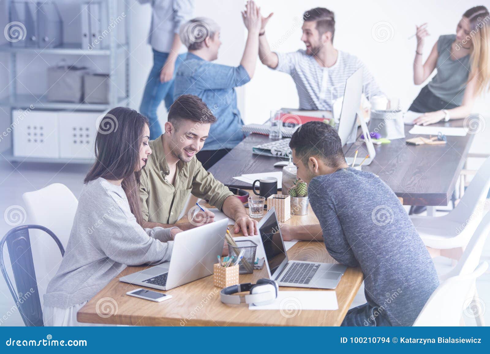 Junge Leute Die Skizze Machen Stockfoto Bild Von