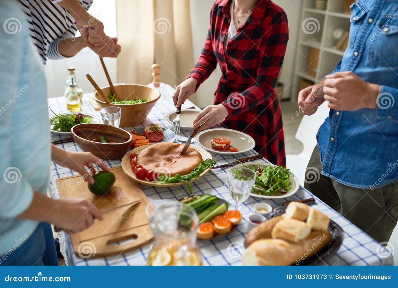 Junge Leute Die Zusammen Abendessen Vorbereiten  Stockbild 