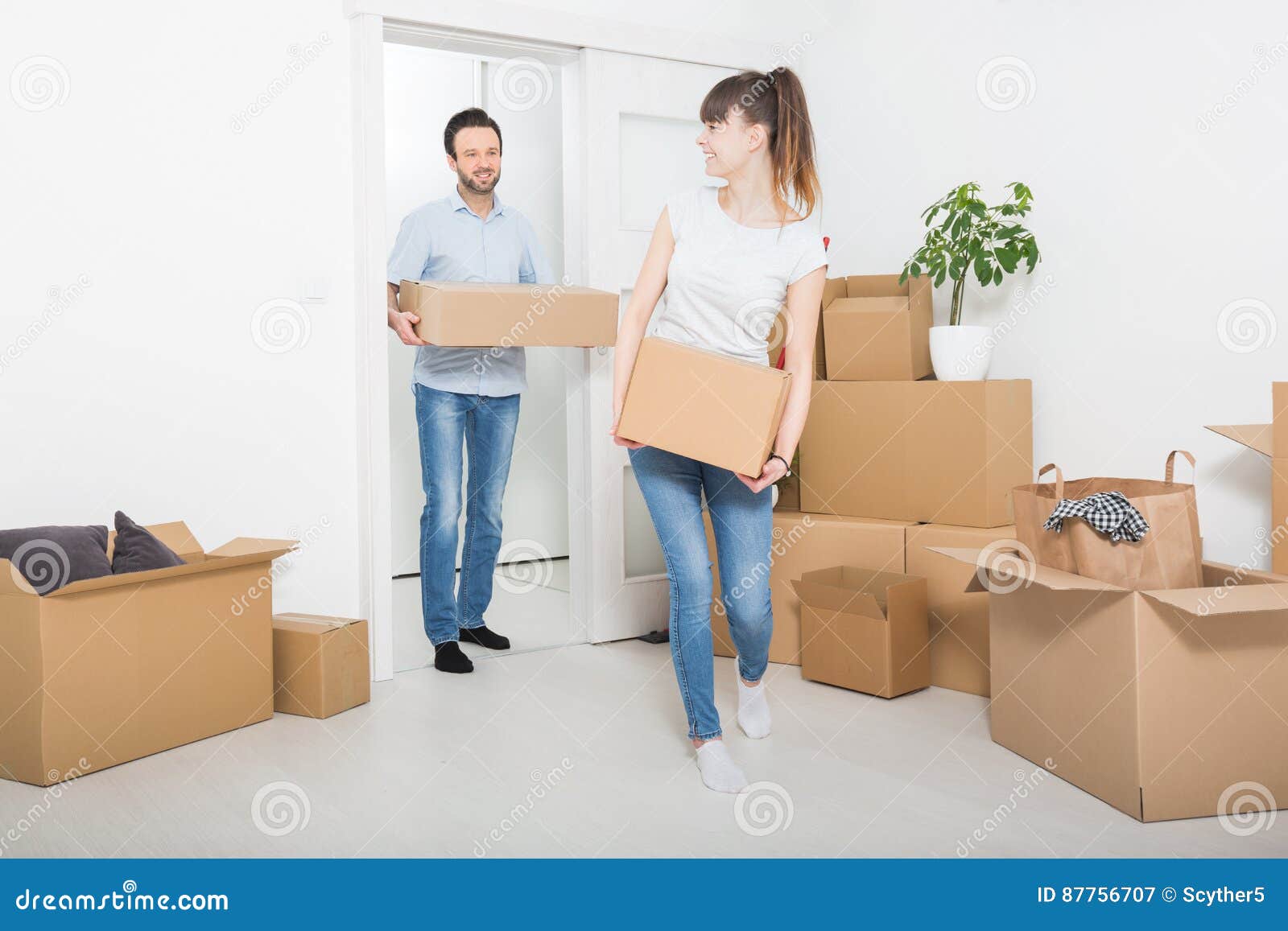 Junge Leute Ziehen In Eine Neue Wohnung Um Stockbild Bild Von Neue Ziehen 87756707