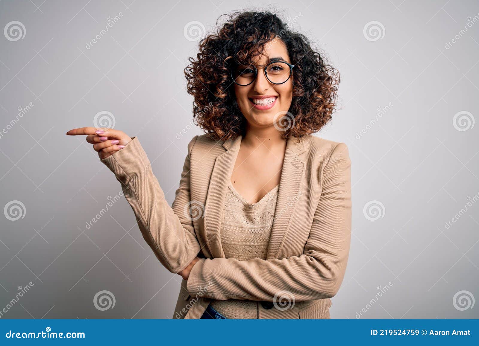 Junge Lockige Arabische Geschäftsfrau Trägt Elegante Jacke Und Brille über Weißen Mit Einem Großen Lächeln Auf Gesicht Stockbild - Bild von jacke, überzeugt: 219524759