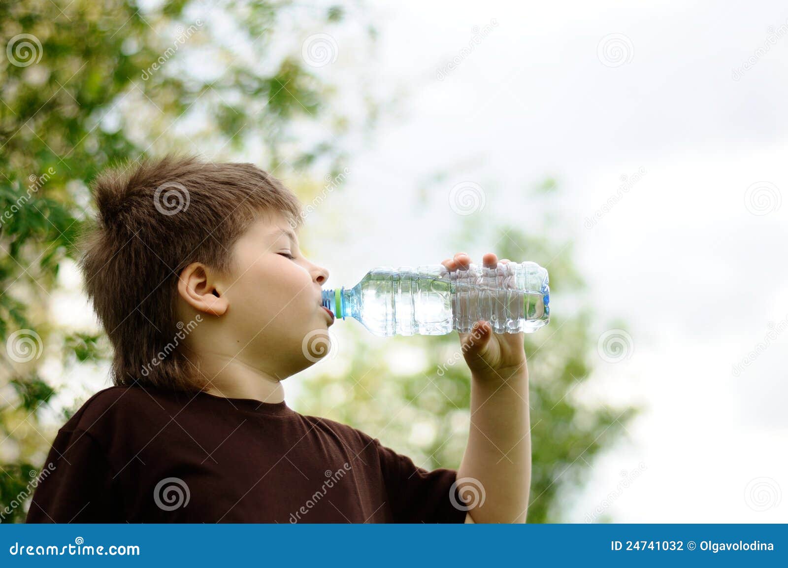 Вода которую мальчик несет. Бутылка для воды для мальчика. Мальчик на природе. Мальчик с баклажкой воды.