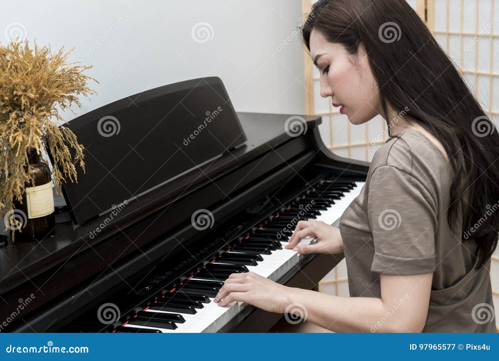 Look she plays the piano. Девушка играет на фортепиано. Женщина музыкант пианино. Девушка играет на пианино. Женщина играет на рояле.