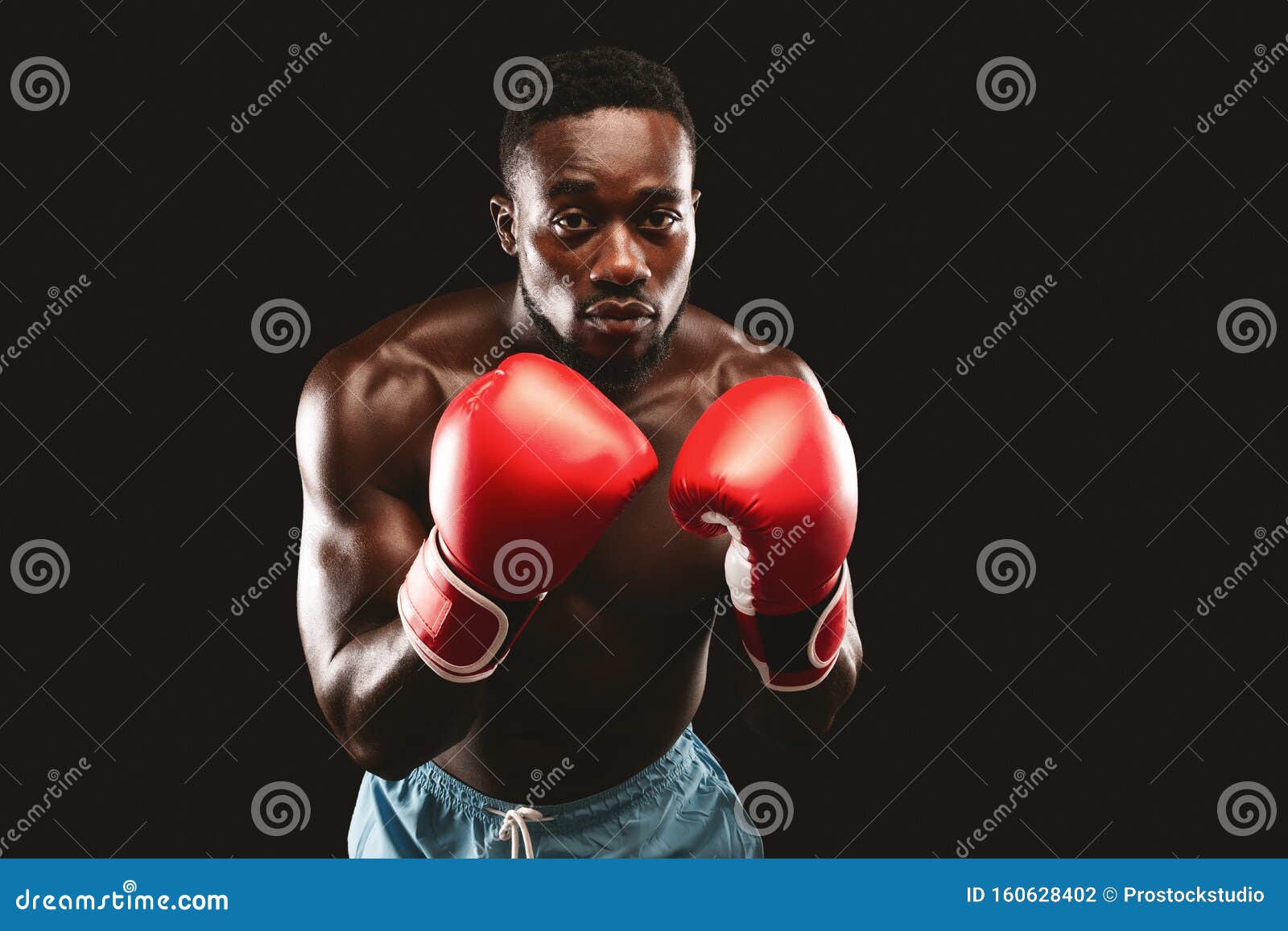Junge Muskulose Boxer Bei Angriffen Auf Position Uber Schwarzen Hintergrund Stockfoto Bild Von Hintergrund Boxer