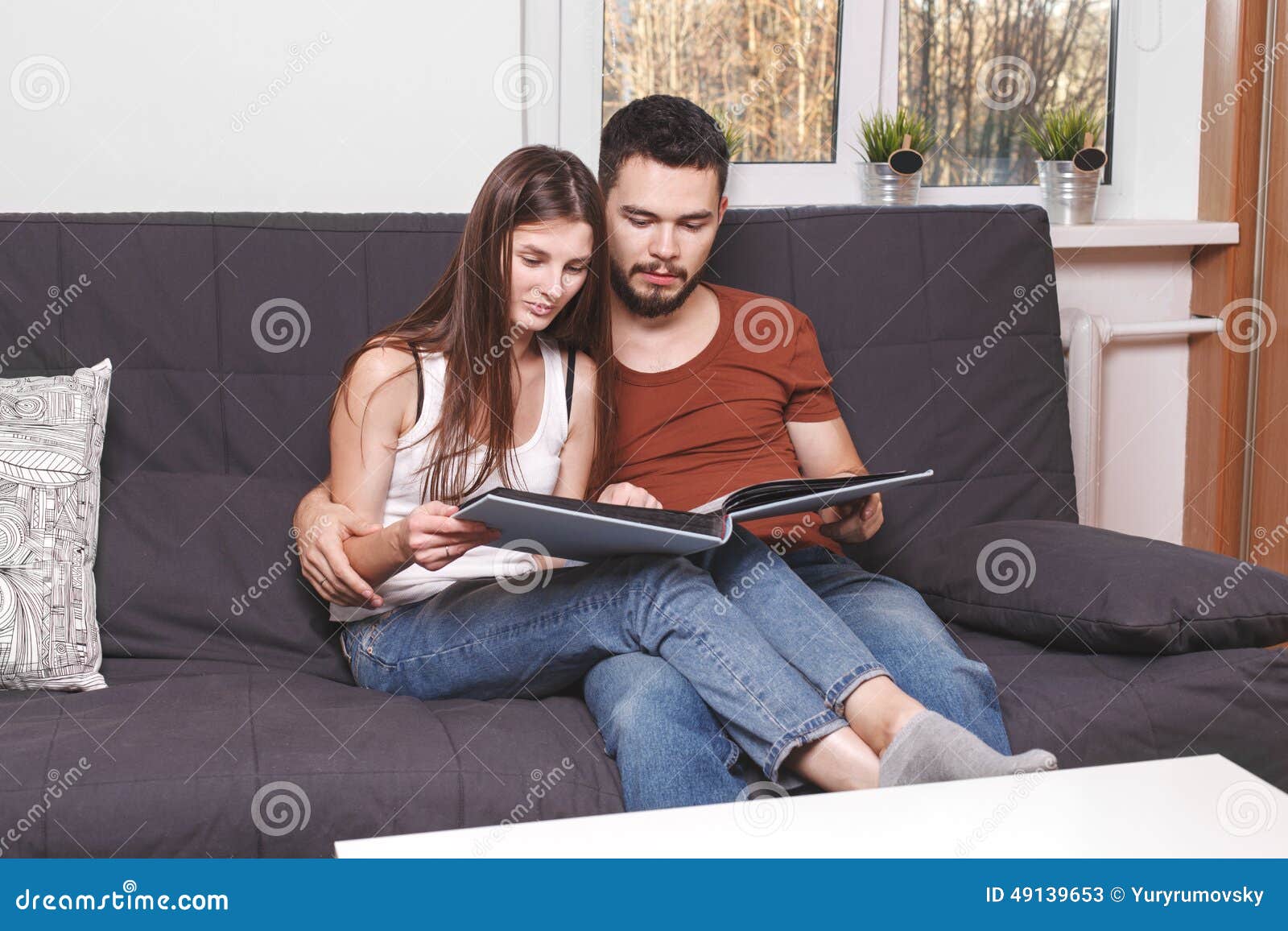 Junges Paar treibt es am Sofa