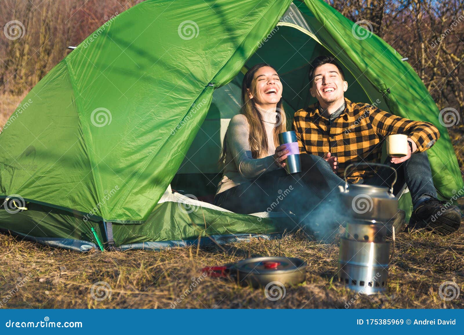 Junge Paare, Die Im Freien Zelten Und Zelttrunk Tee Bei Einem ...