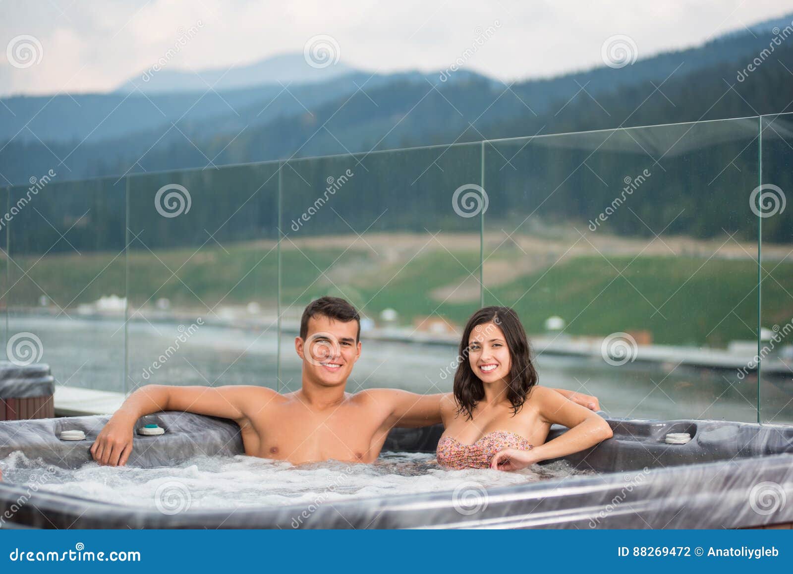 Junges Paar Macht Liebe Im Whirlpool