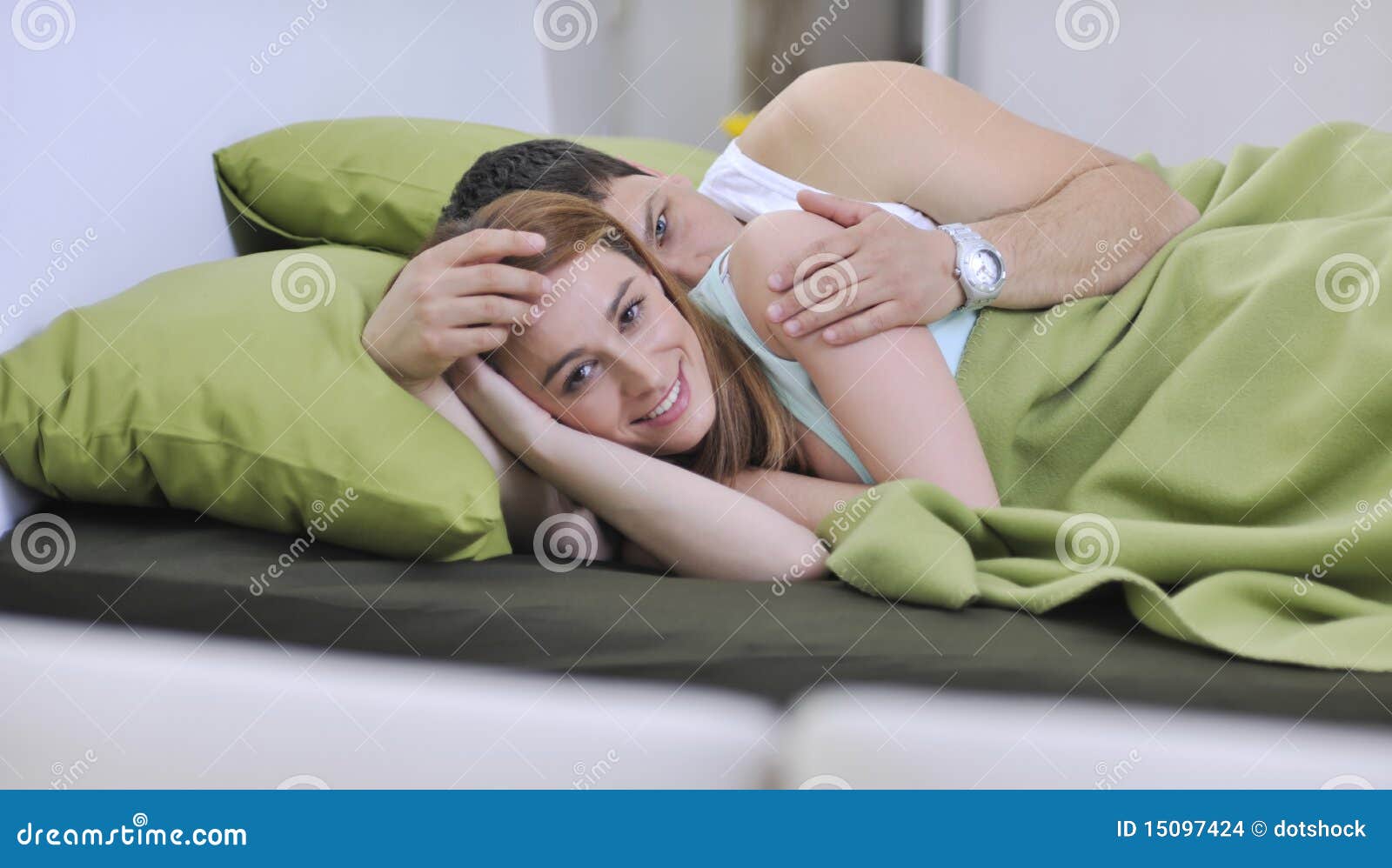 Junge Italienerin Masturbiert Im Bett