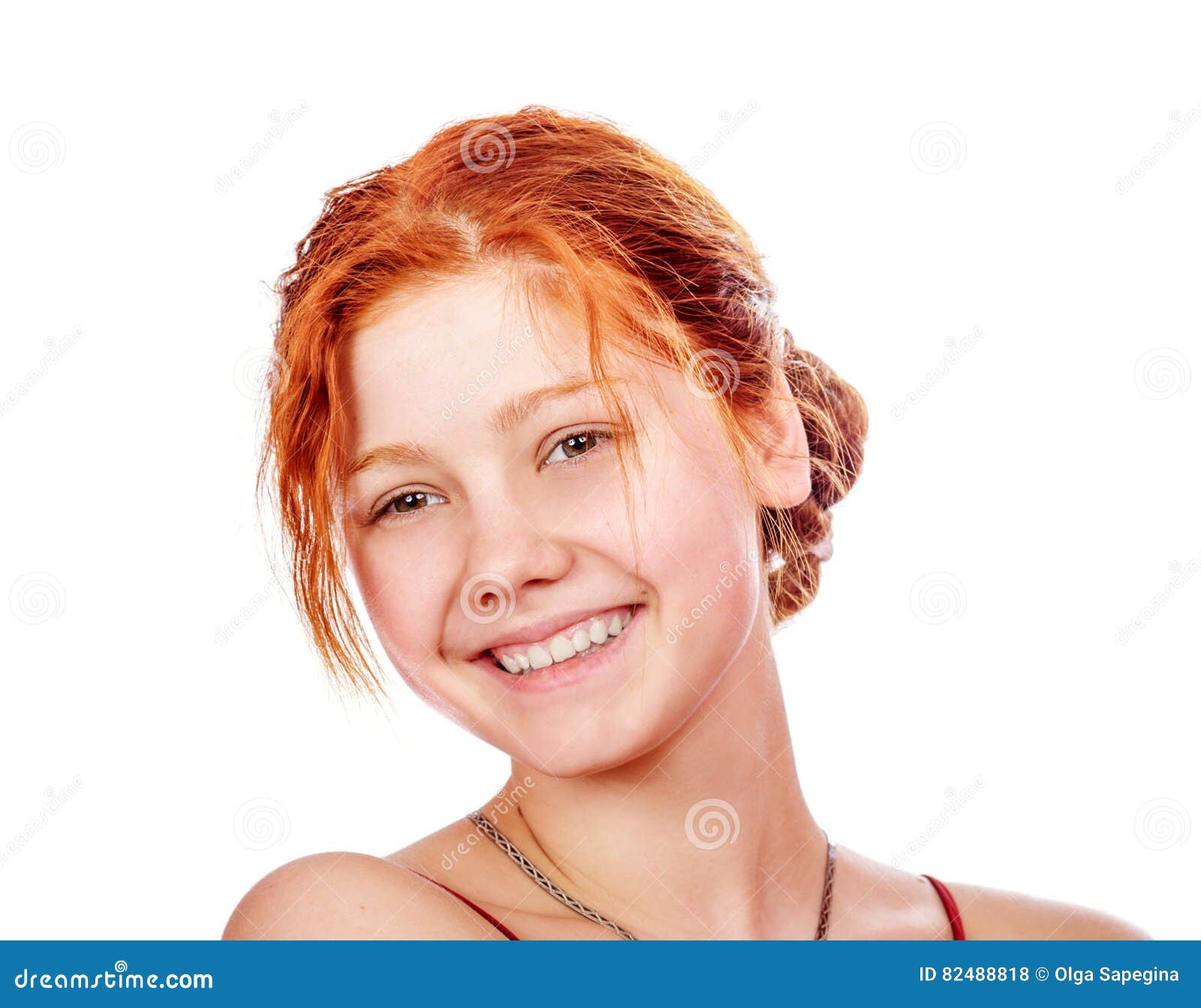 Junge Redheadfrau. Porträt der glücklichen netten jungen Rothaarigefrau lokalisiert auf Weiß