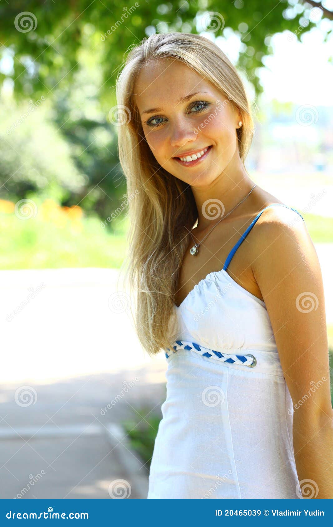 Junge Schone Blonde Frau Mit Dem Langen Haar Stockbild Bild Von Langen Schone