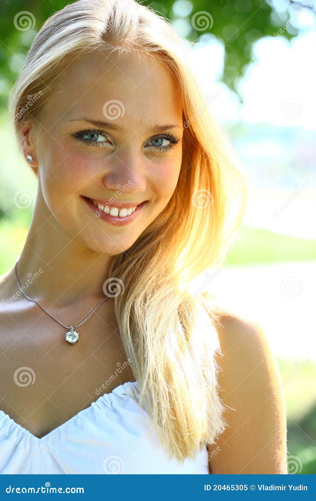 Junge Schone Blonde Frau Mit Dem Langen Haar Stockbild Bild Von Langen Blonde