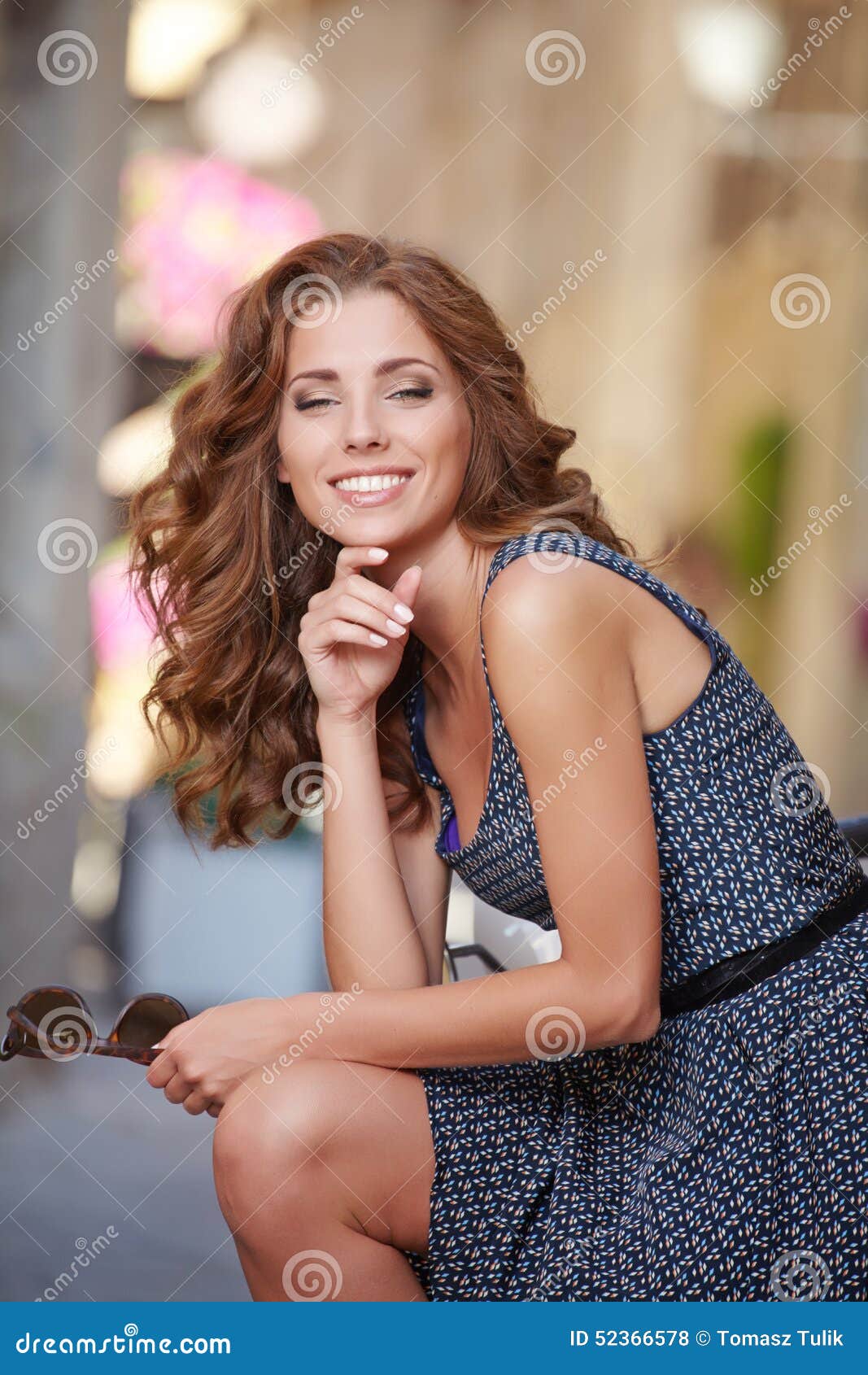 Junge Schöne Italienische Frau, Die Auf Einem Roller Sitzt Stockfoto