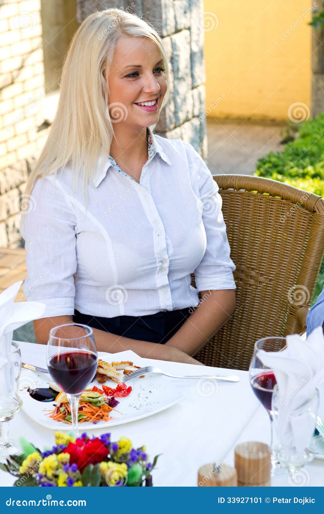 Junge Schönheit im Restaurant. Schönes blondes im Restaurant sitzendes und entspannendes Mädchen