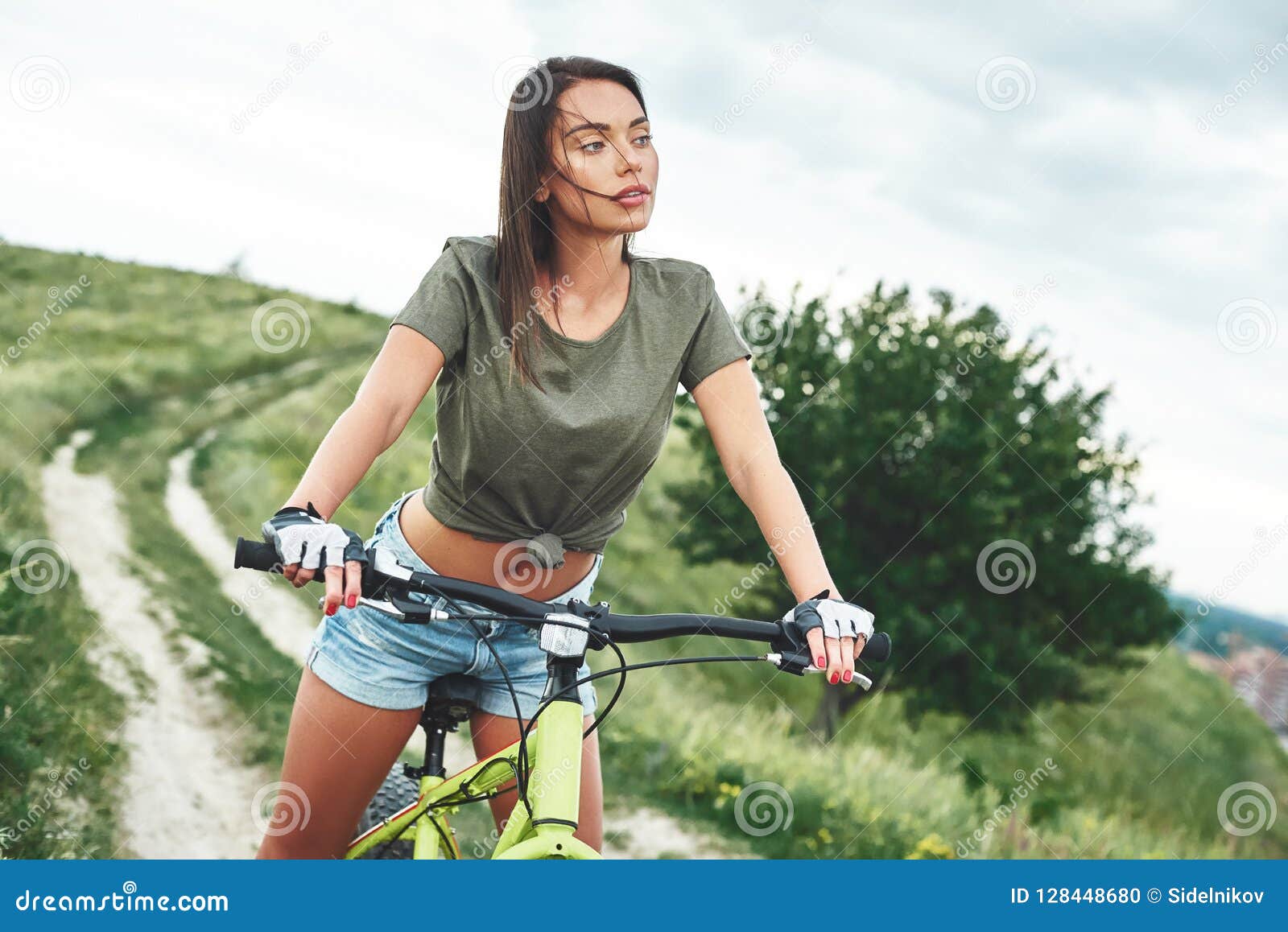 Junge Sexy Frau Auf Einem Fahrrad Abschluss Oben Stockfoto