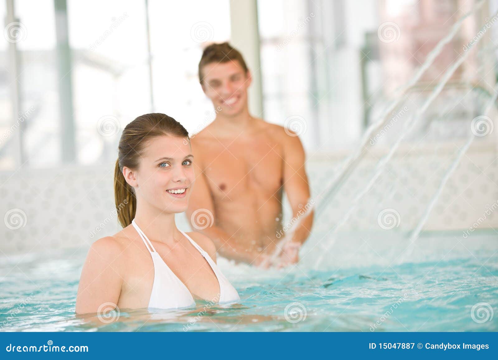 Junge sportive Paare haben Spaß im Pool. Junge sportive Paare haben Spaß im Swimmingpool, Fokus auf Frau im Bikini