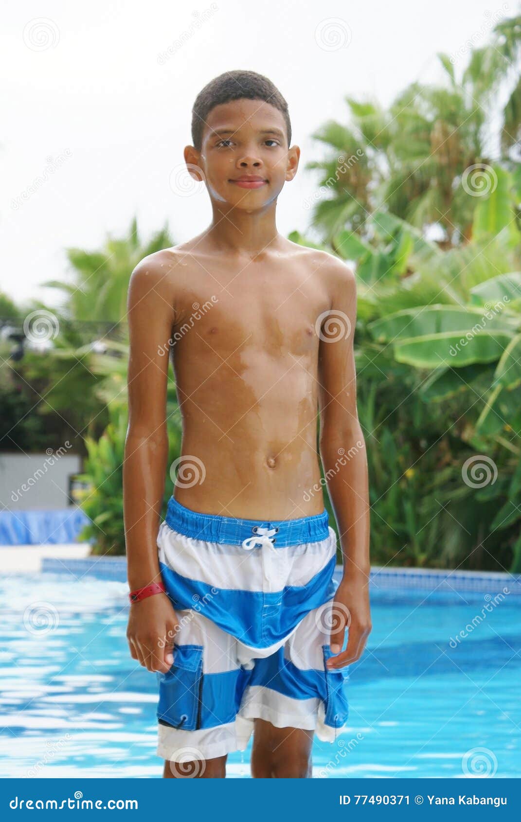 Junge am Swimmingpool stockbild. Bild von jungen, rennen 77490371